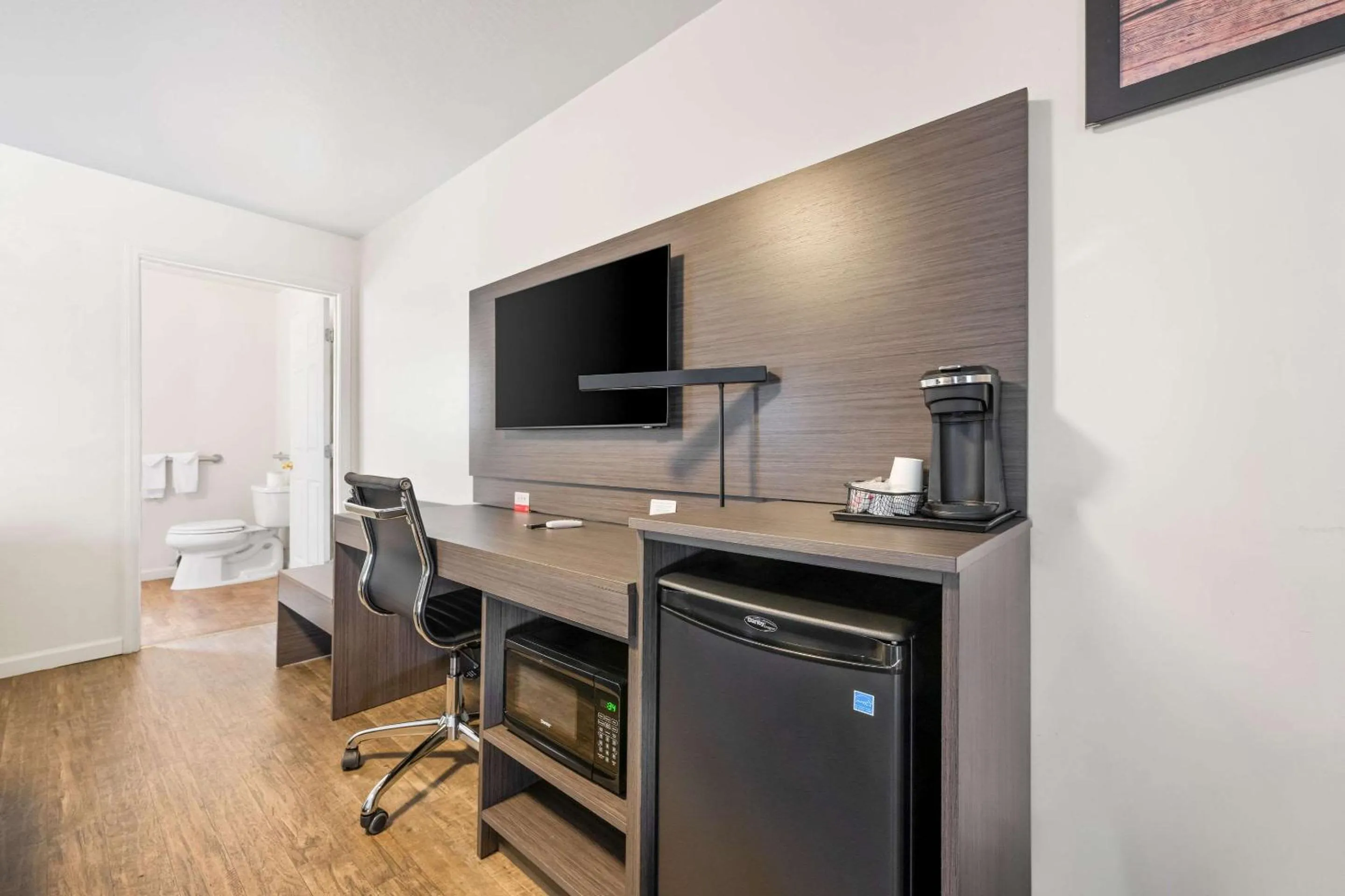 Bedroom in Econo Lodge Inn & Suites Heavenly Village Area