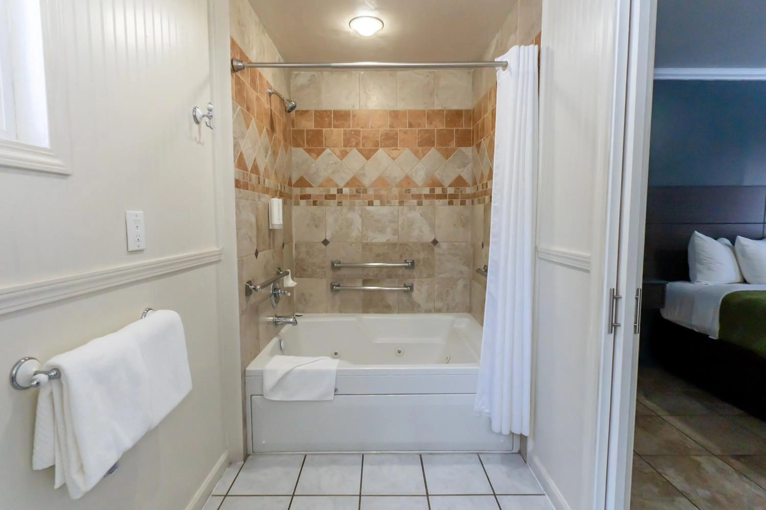 Bath, Bed in Econo Lodge Inn & Suites Heavenly Village Area