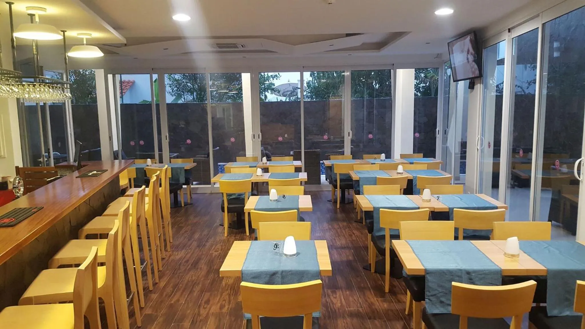 Restaurant/places to eat in Blue Marlin Hotel