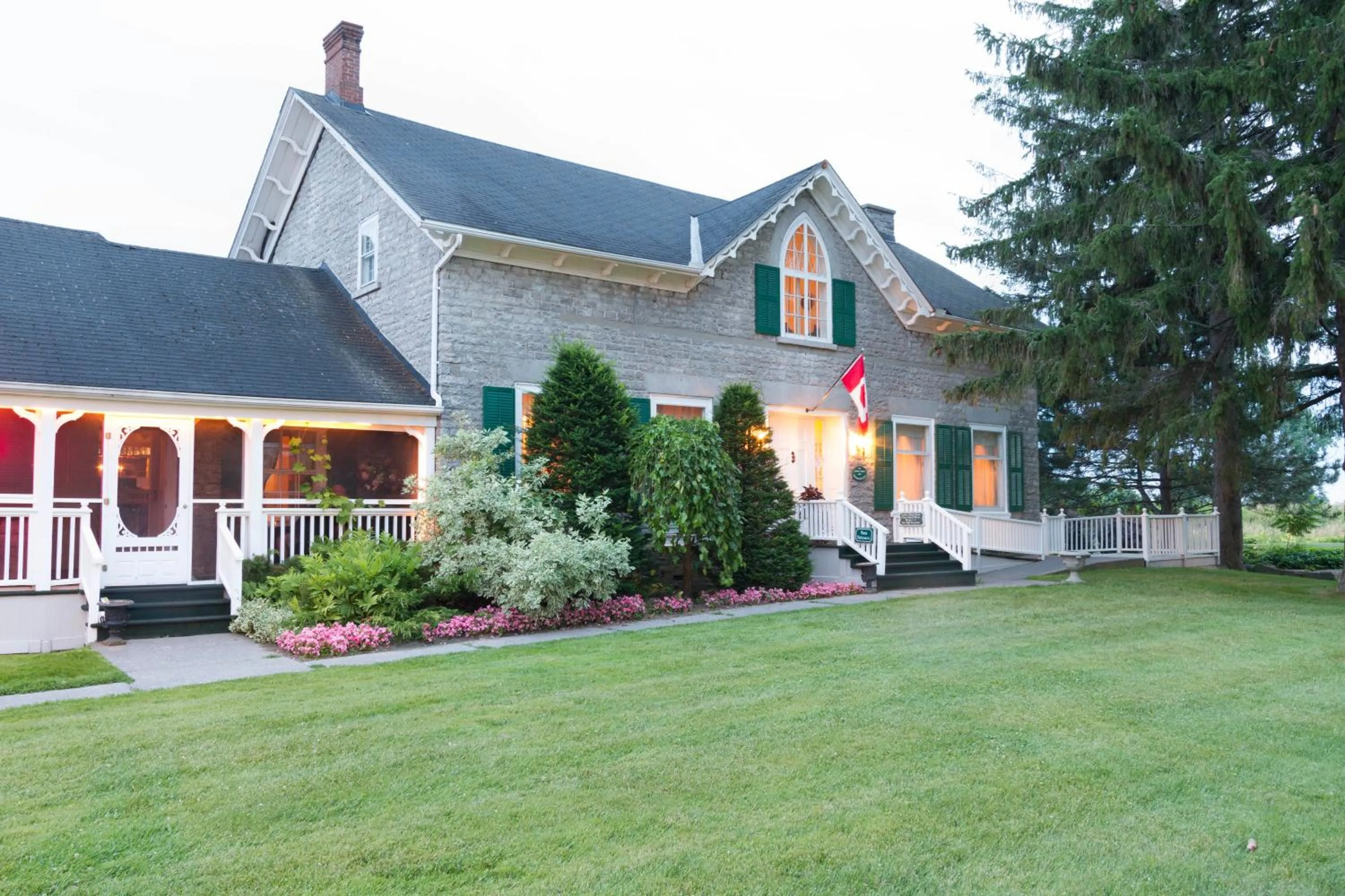 Facade/entrance in The Waring House