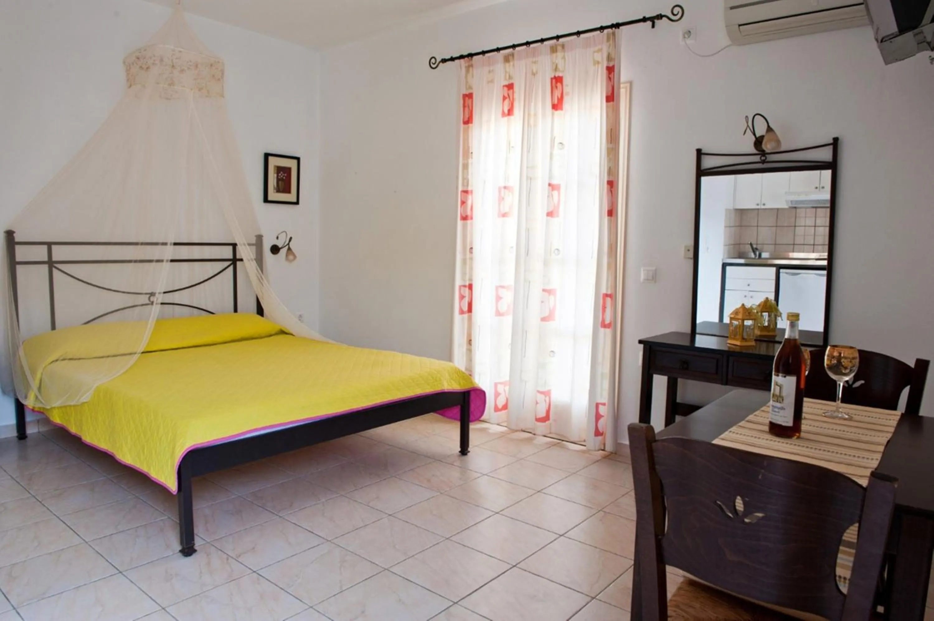 Photo of the whole room, Bed in Zefyros Studios