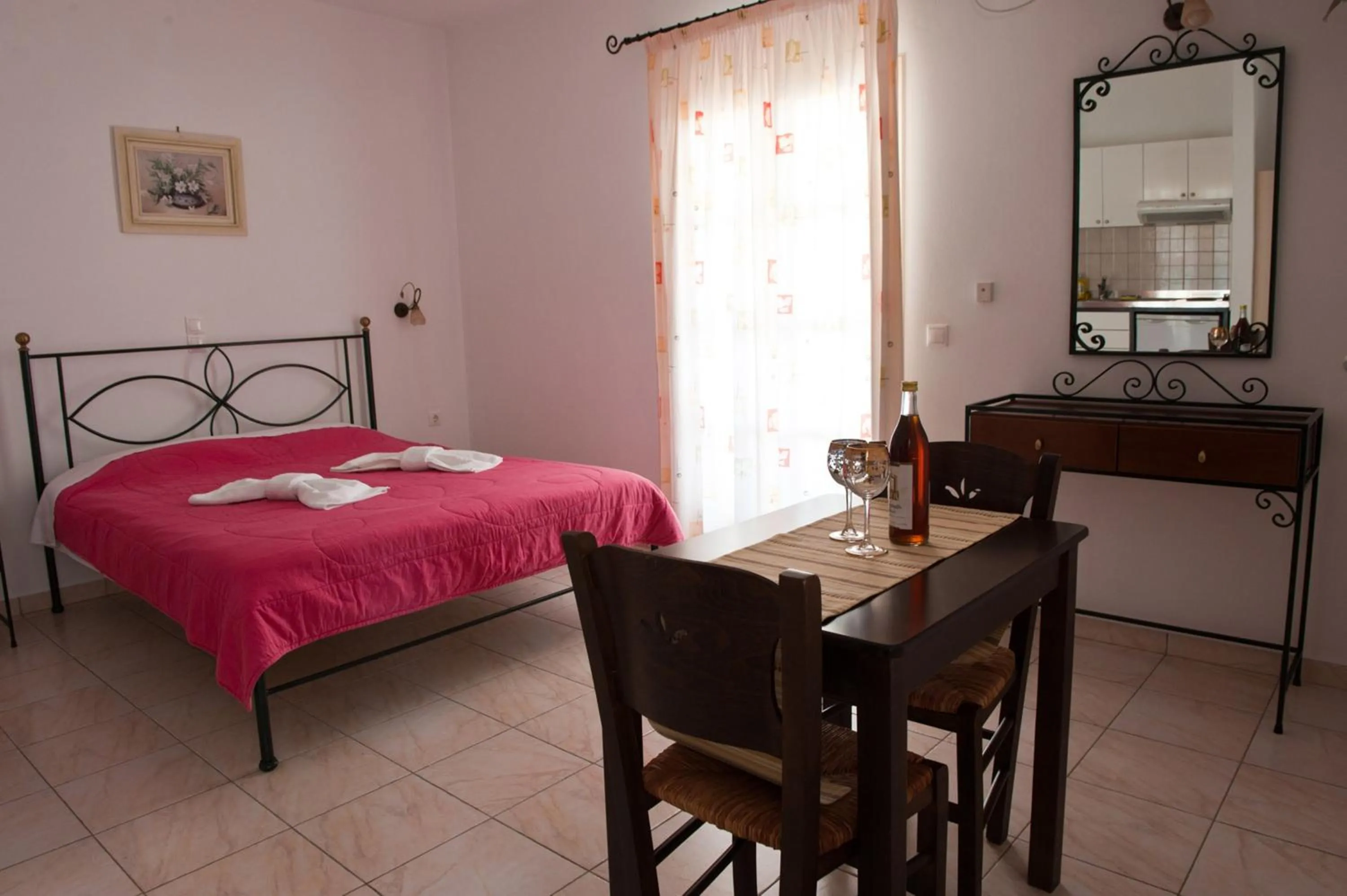 Photo of the whole room, Bed in Zefyros Studios