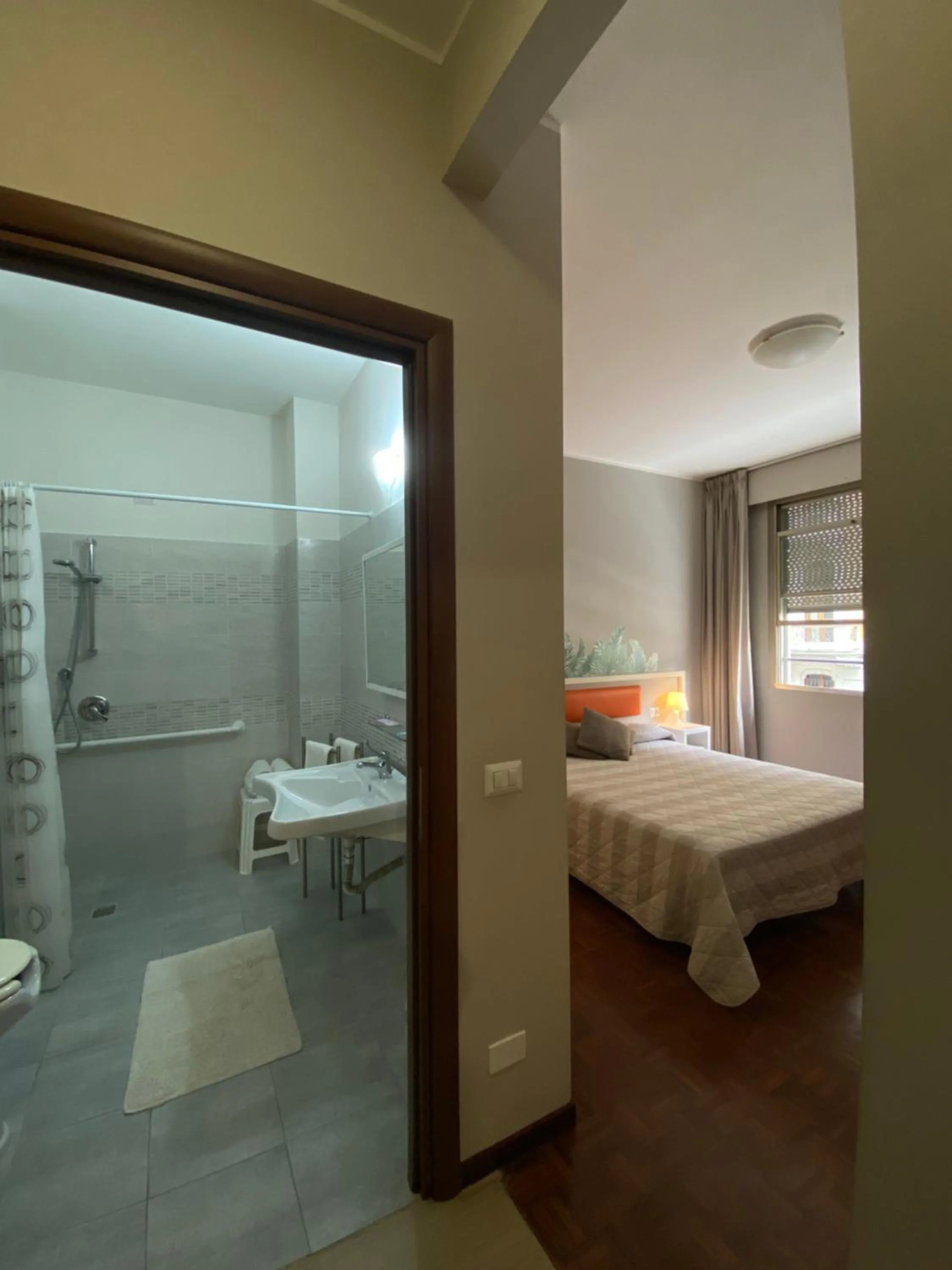 Bathroom, Bed in Hotel Due Giardini