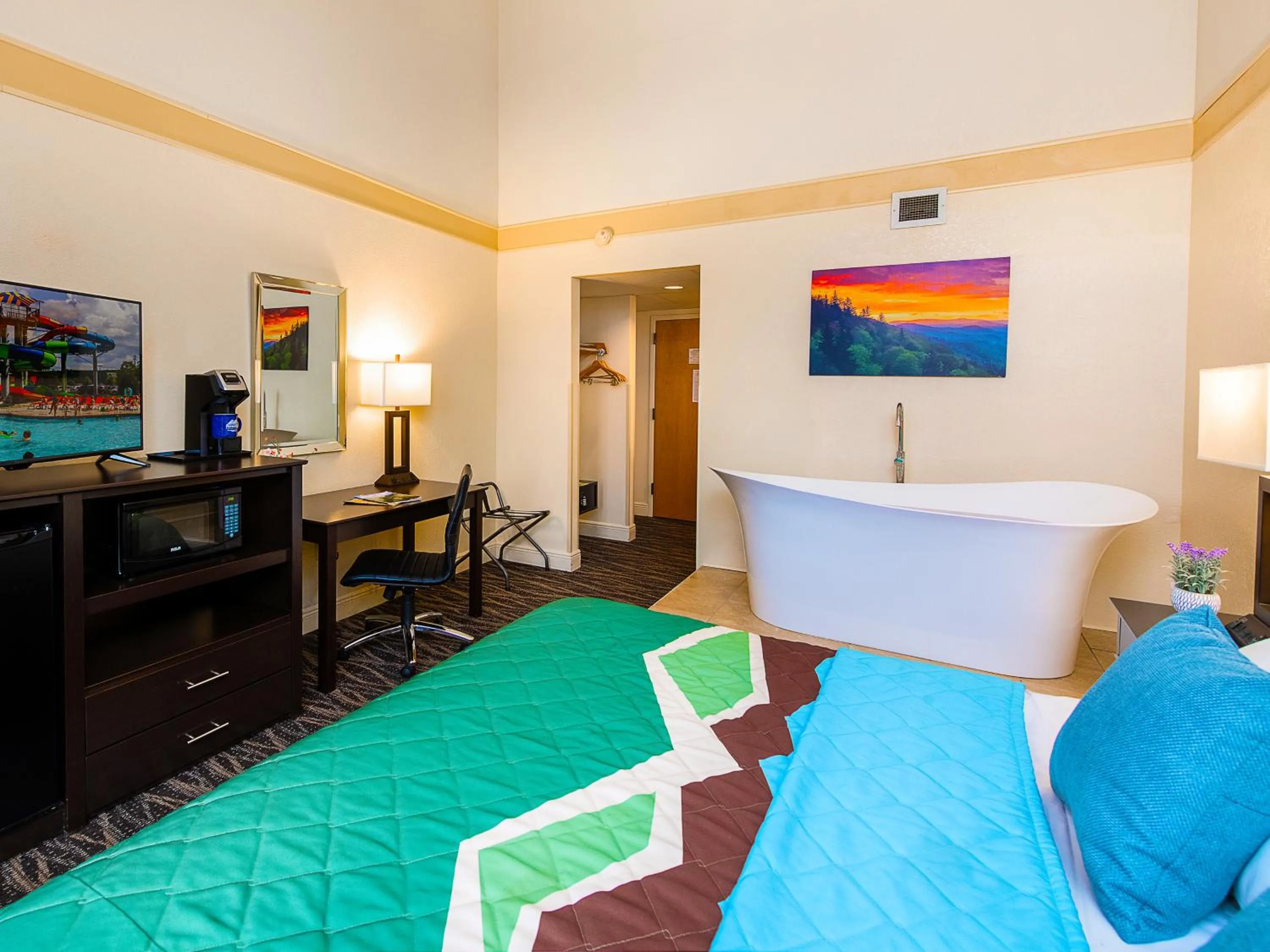 TV and multimedia, Bed in Country Cascades Waterpark Resort