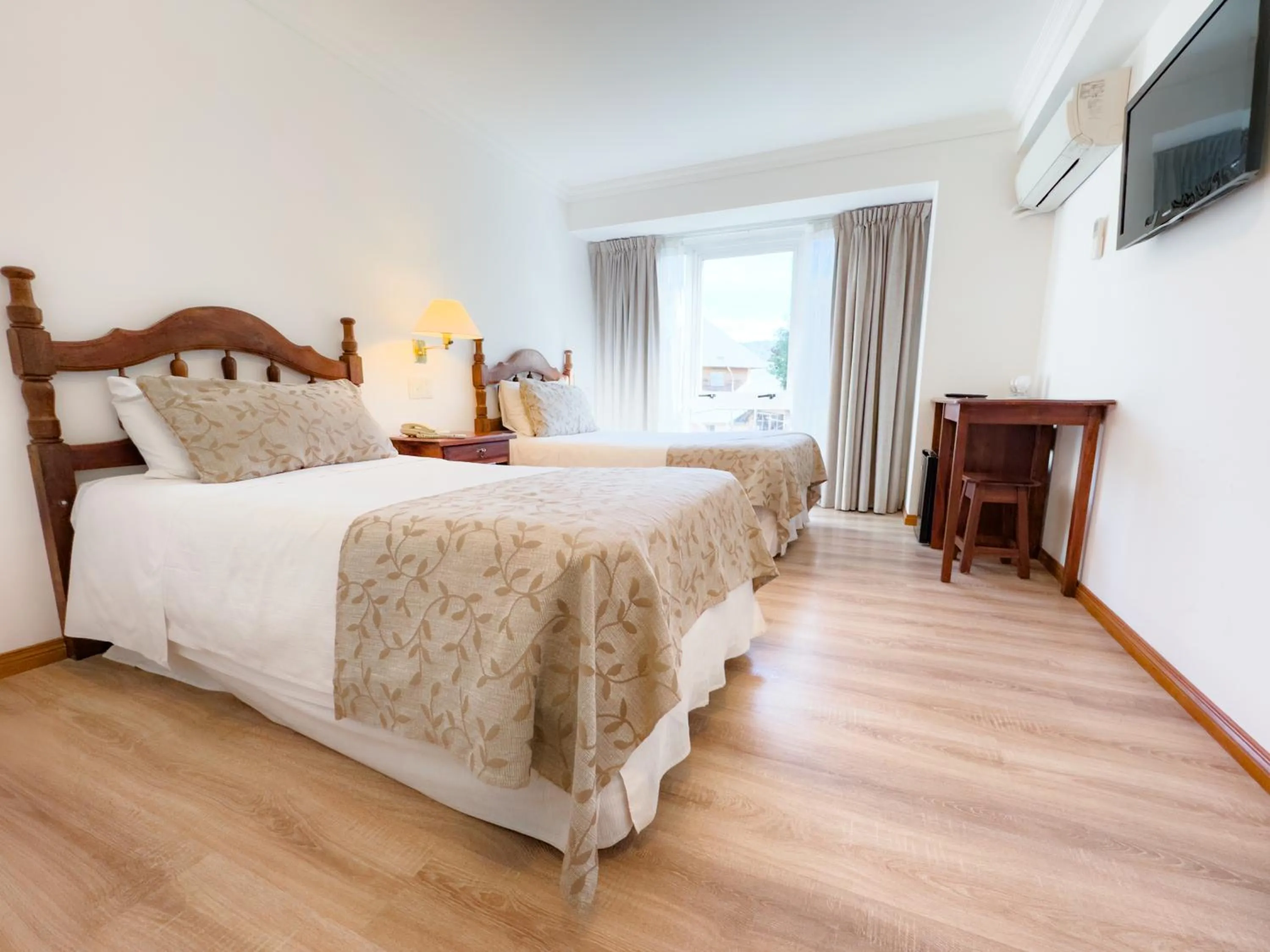 Photo of the whole room, Bed in Patagonia Plaza Hotel