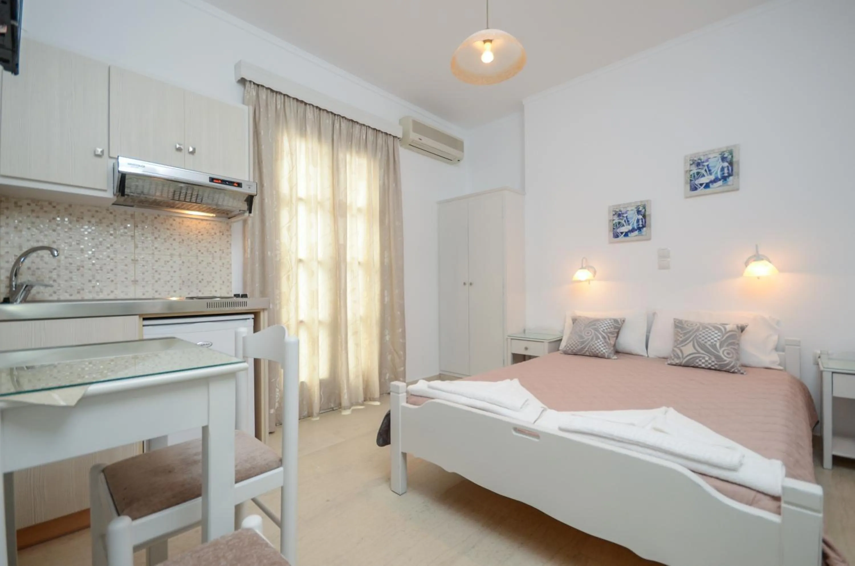 Bedroom, Bed in Golden Beach Studios Down Town