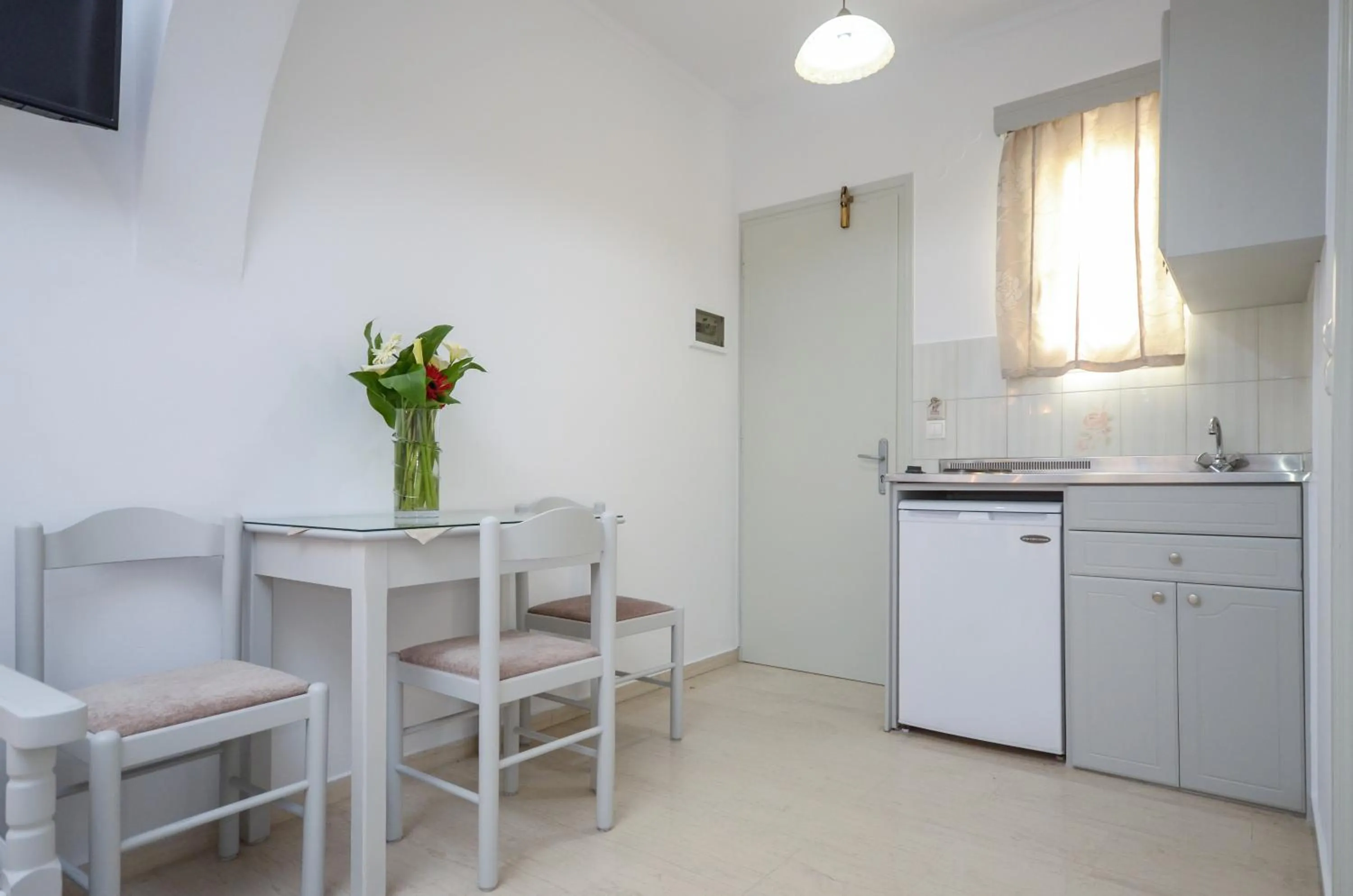 Kitchen or kitchenette in Golden Beach Studios Down Town