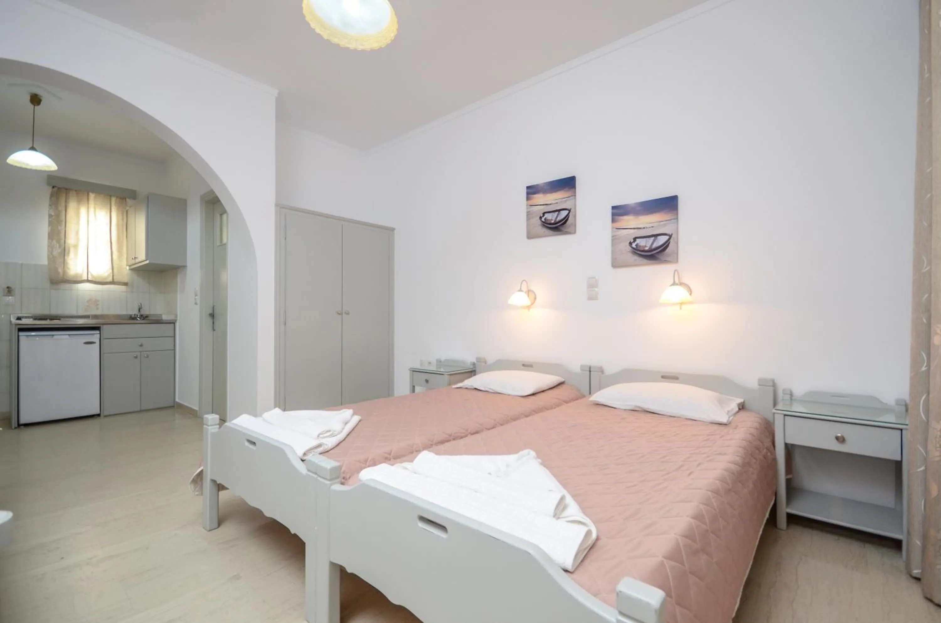 Bedroom, Bed in Golden Beach Studios Down Town