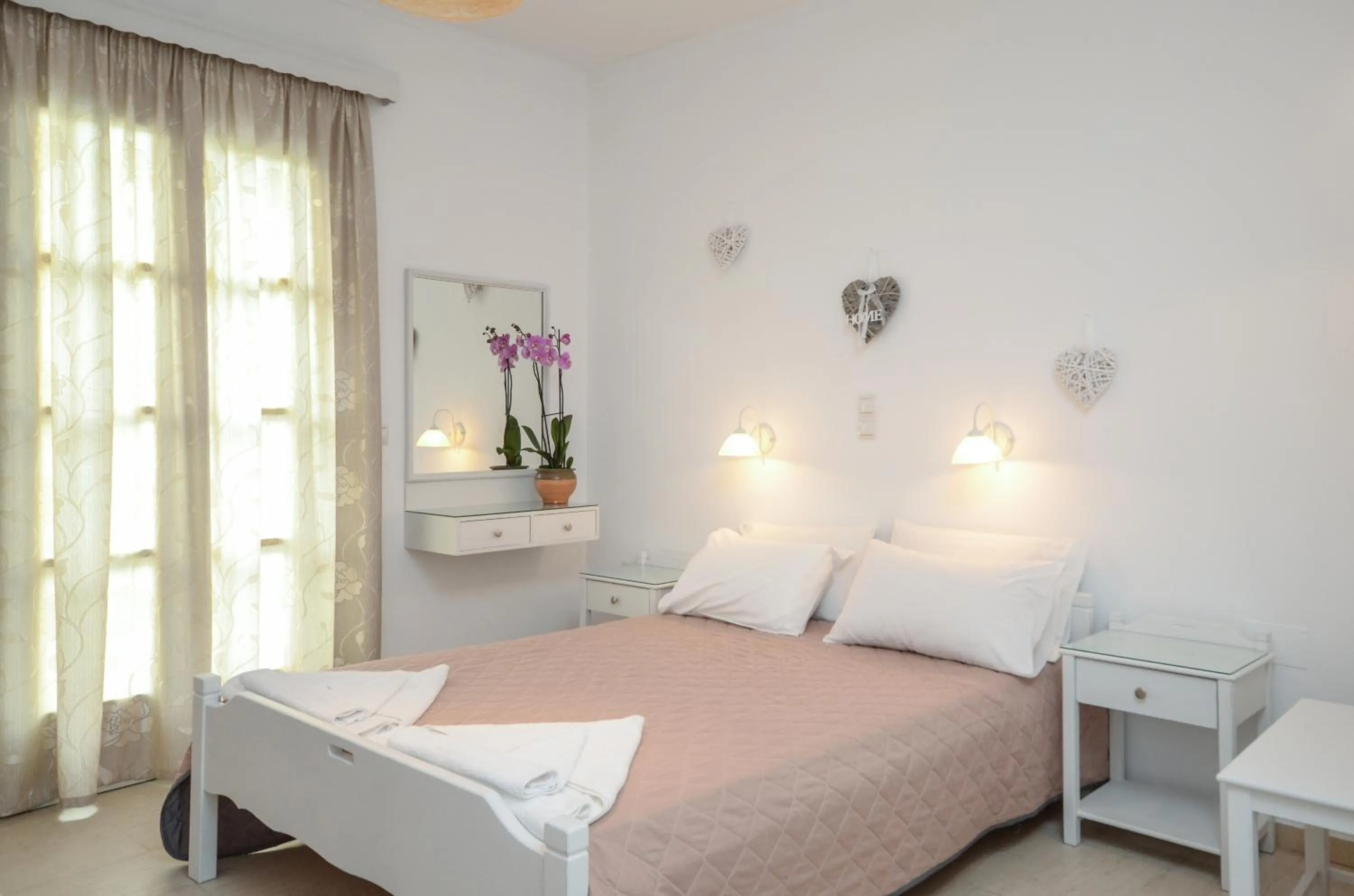 Bedroom, Bed in Golden Beach Studios Down Town