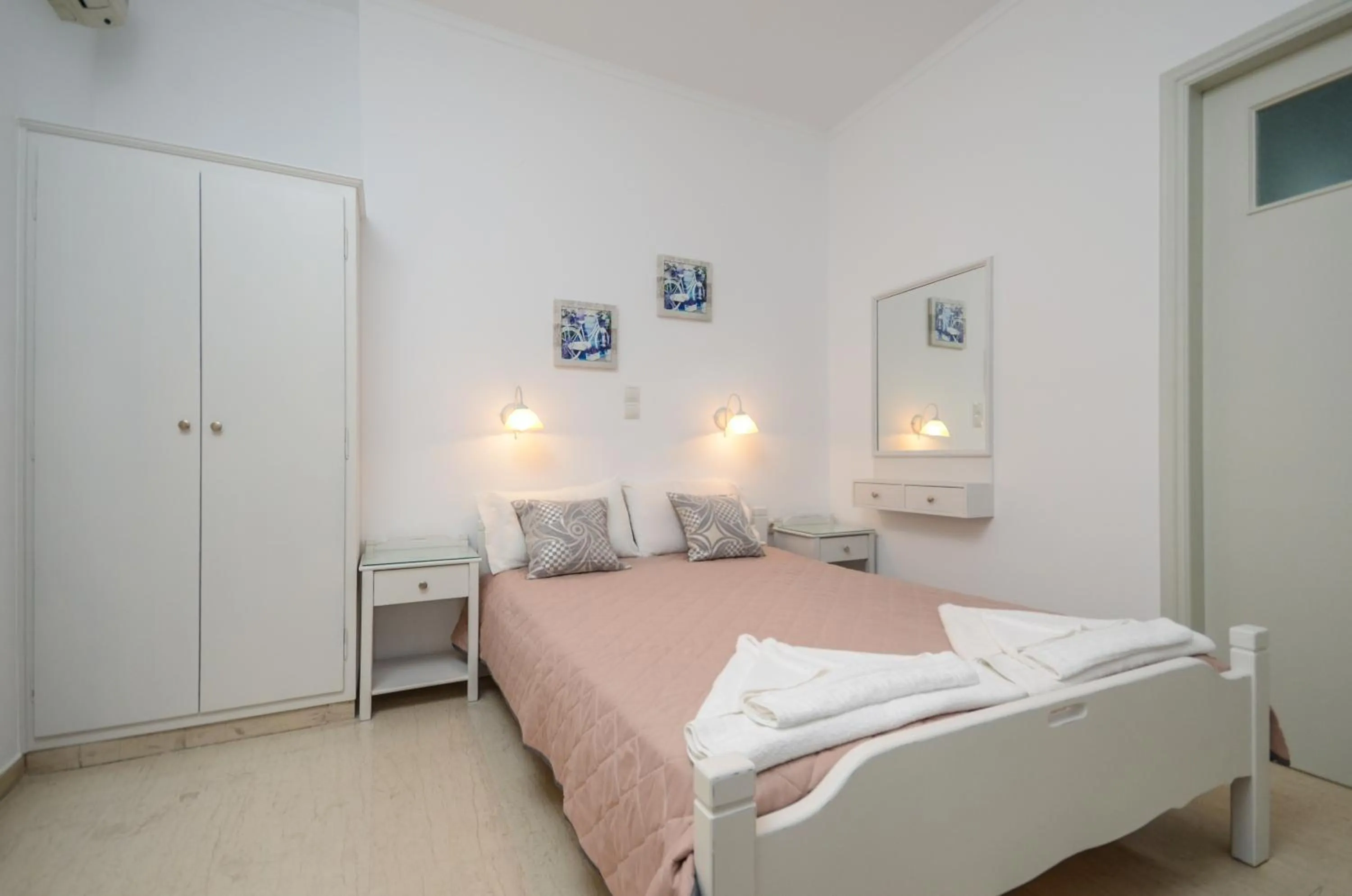 Bedroom, Bed in Golden Beach Studios Down Town