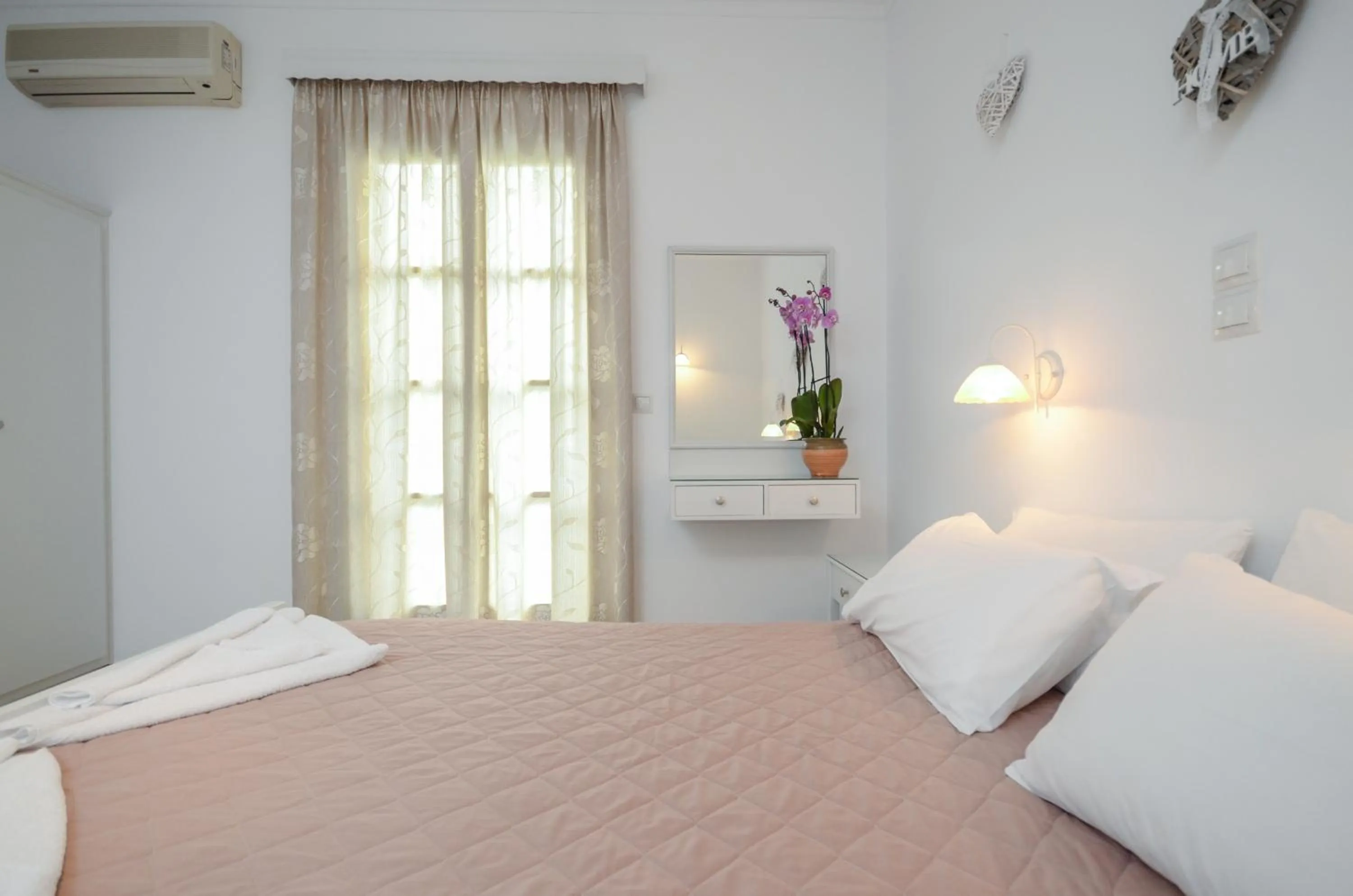 Bedroom, Bed in Golden Beach Studios Down Town