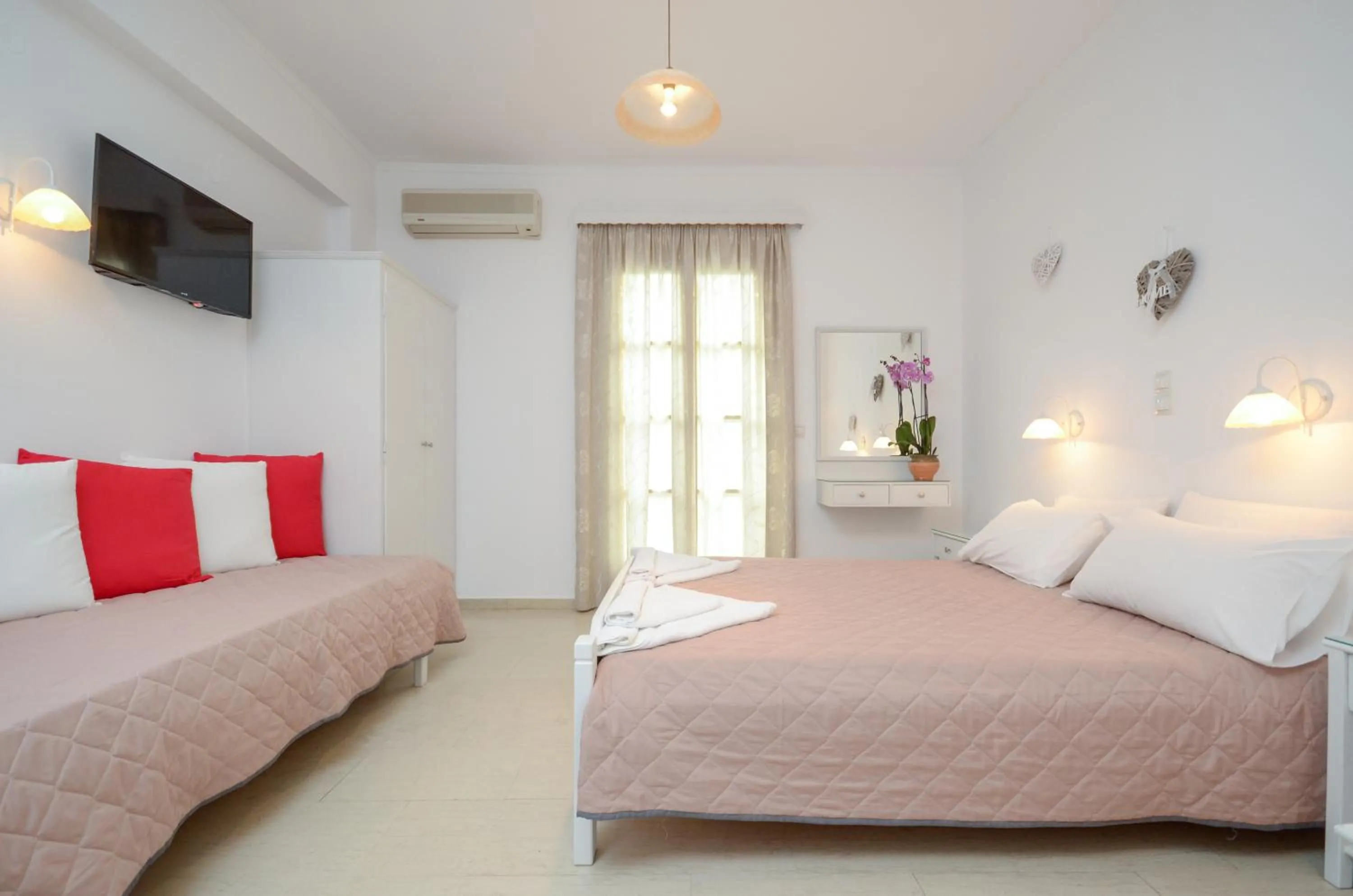 Bedroom, Bed in Golden Beach Studios Down Town