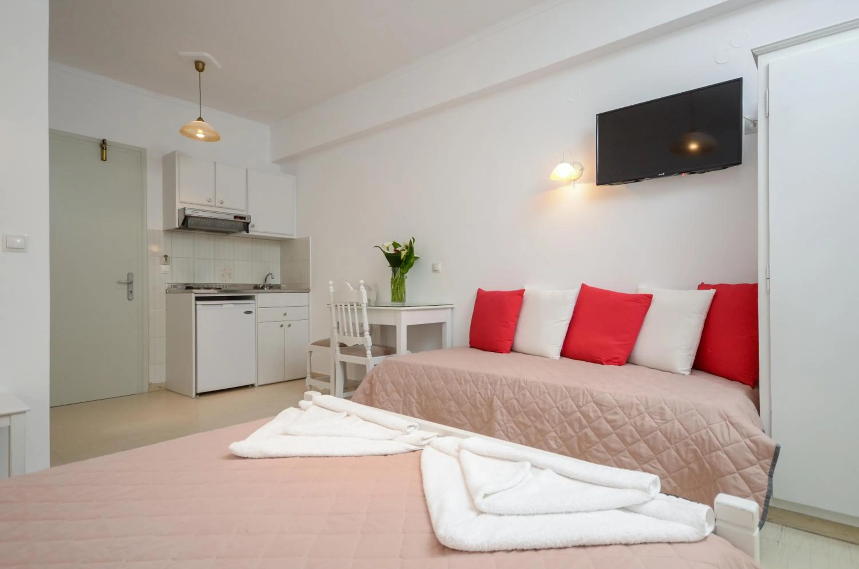 Kitchen or kitchenette, Bed in Golden Beach Studios Down Town