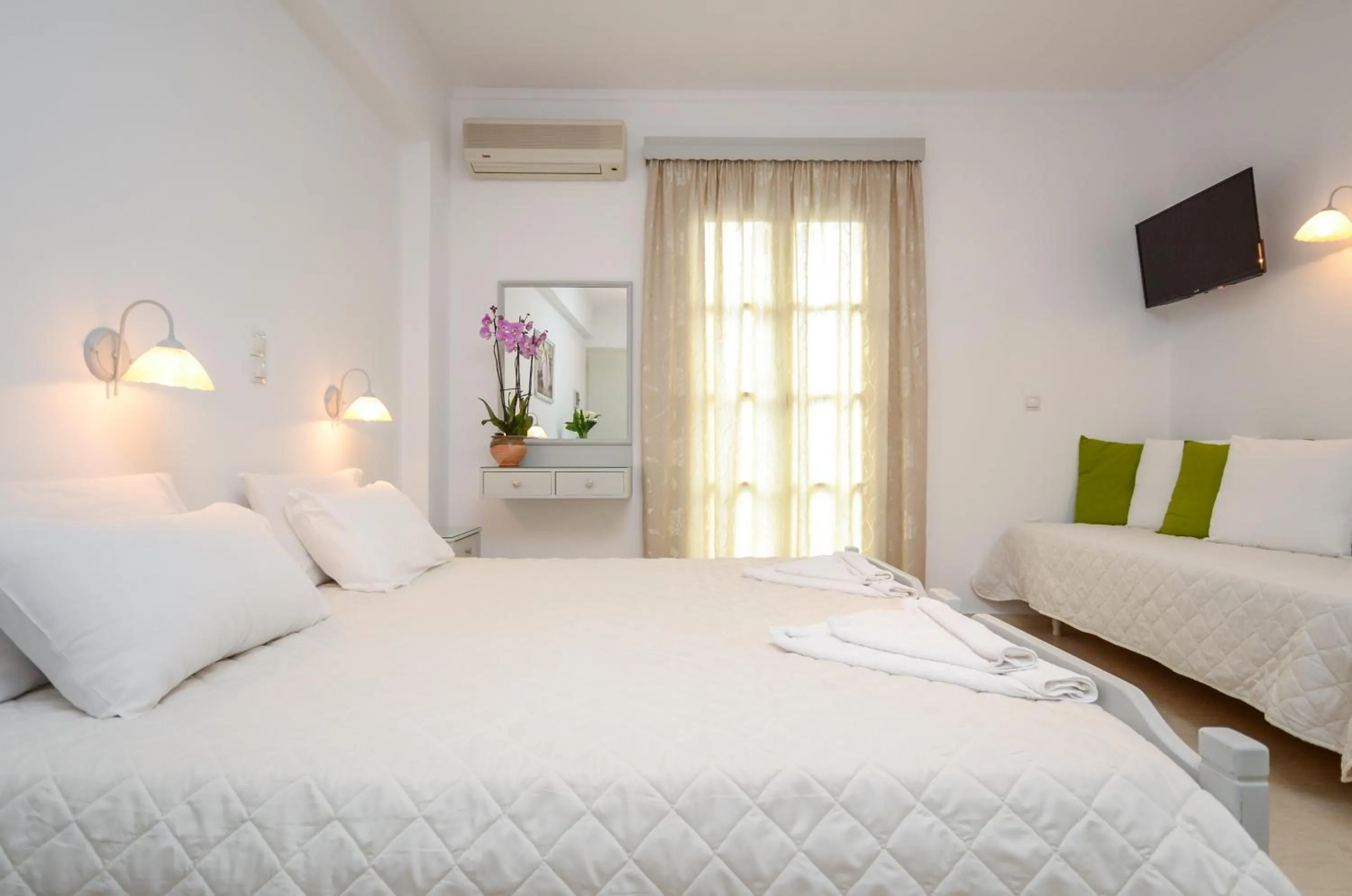 Bedroom, Bed in Golden Beach Studios Down Town