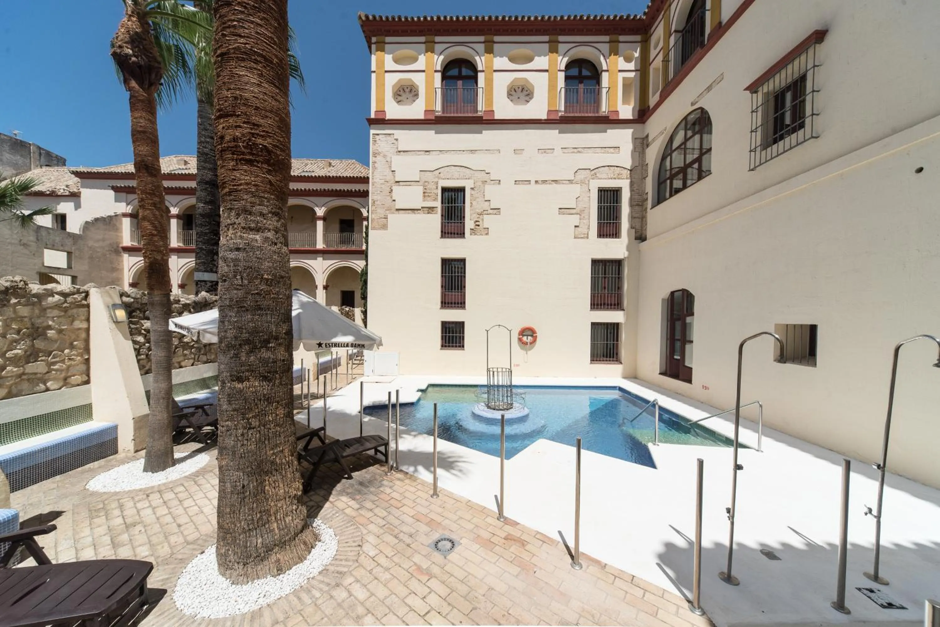 Swimming pool in Hotel Palacio Marqués de Arizón