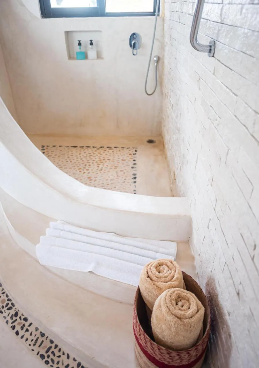 Shower in Villa Los Mangles Boutique Hotel