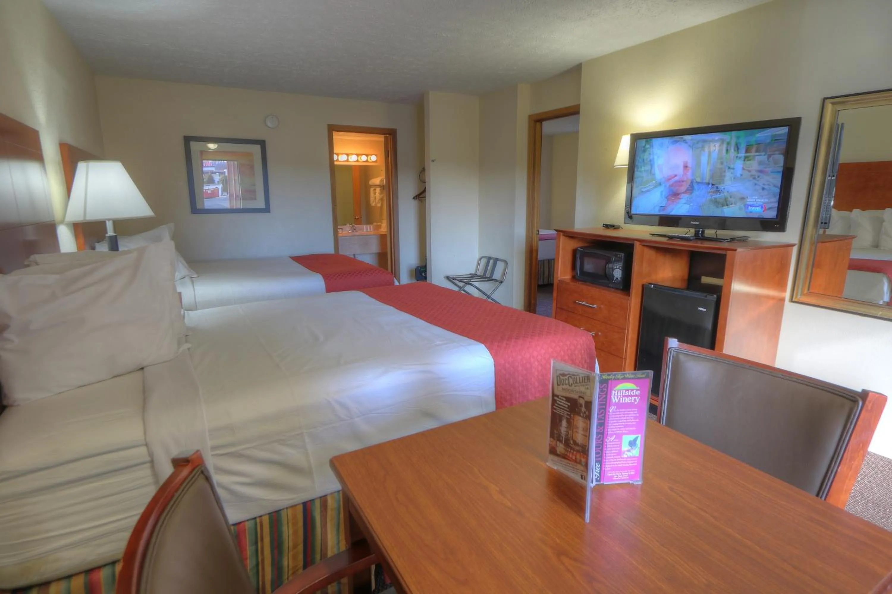 Photo of the whole room, Bed in Days Inn By Wyndham Pigeon Forge South