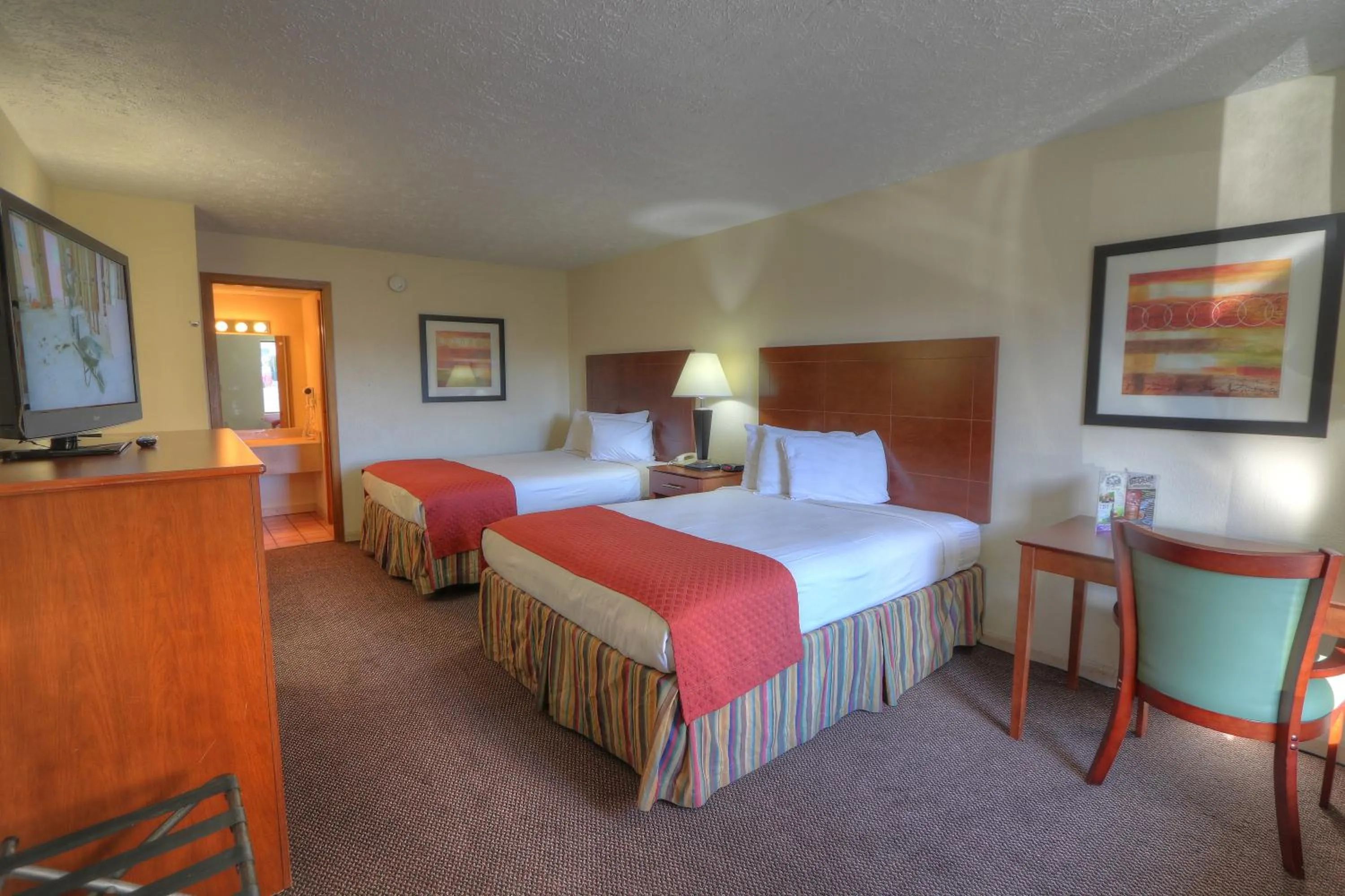 Photo of the whole room, Bed in Days Inn By Wyndham Pigeon Forge South
