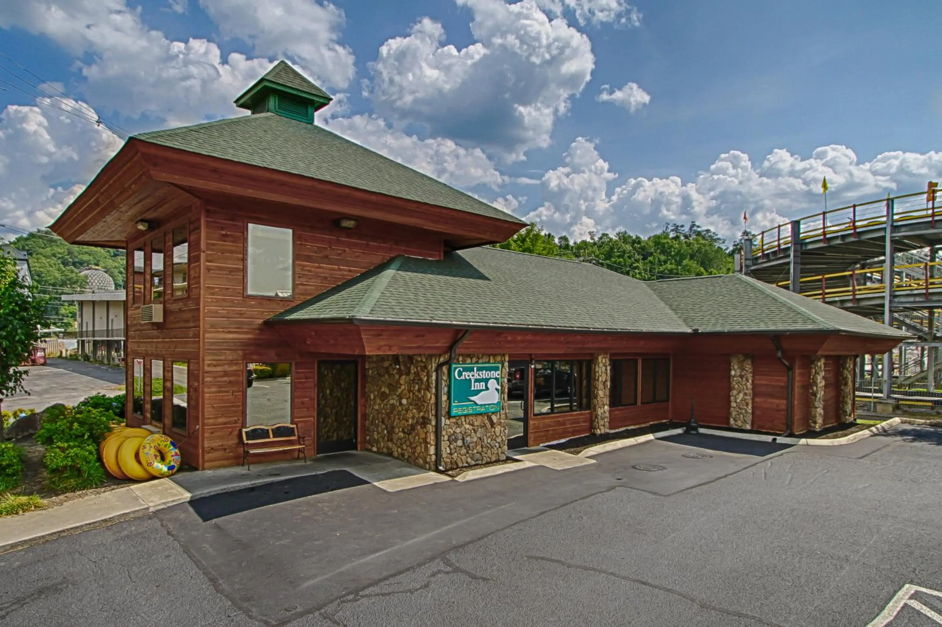 Facade/entrance in Creekstone Inn