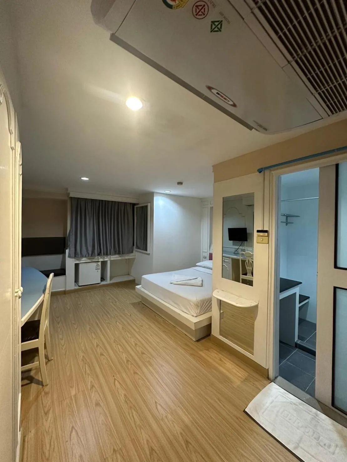 Bed in Royal Garden Home Hotel