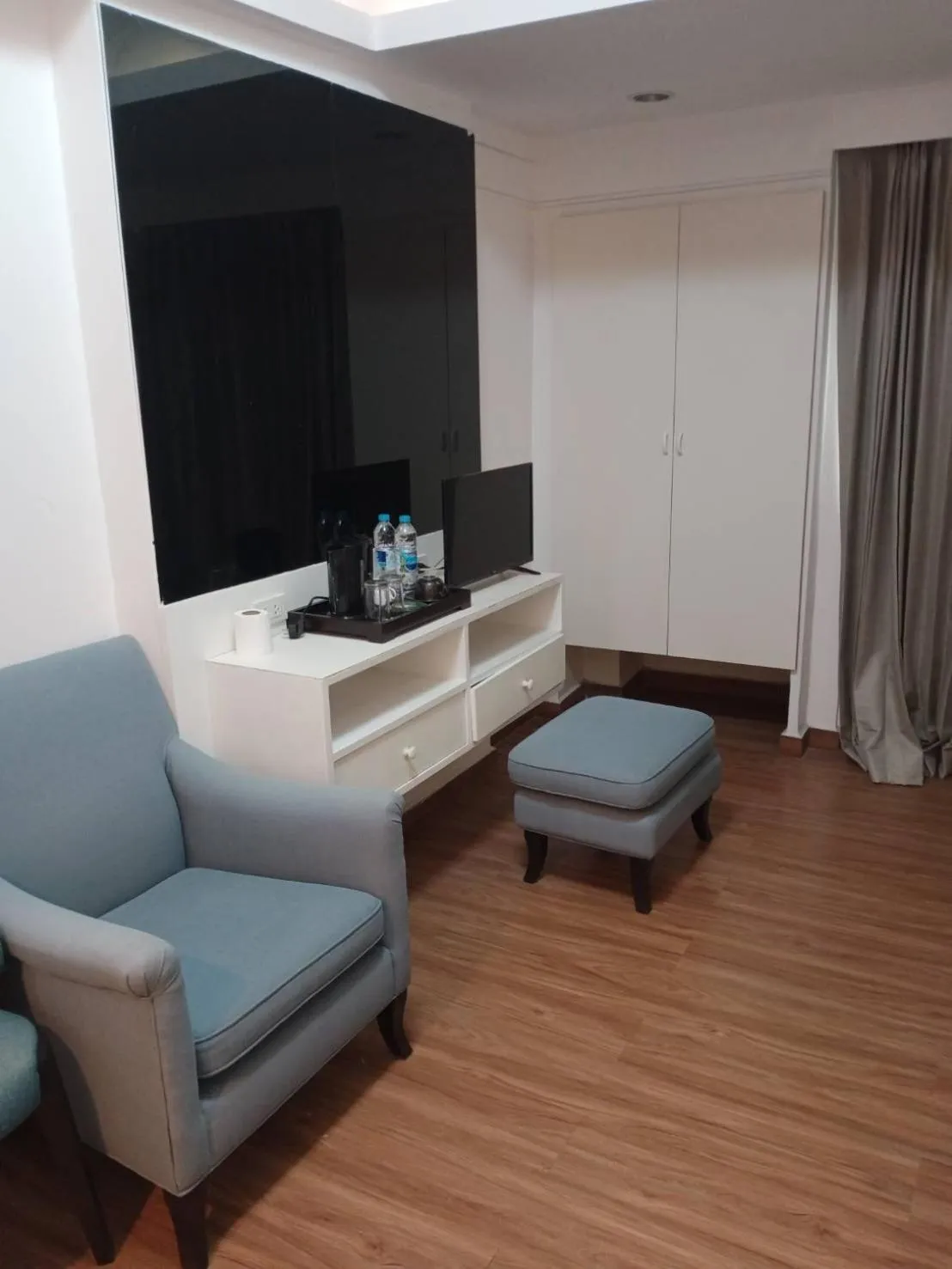 TV and multimedia in Royal Garden Home Hotel