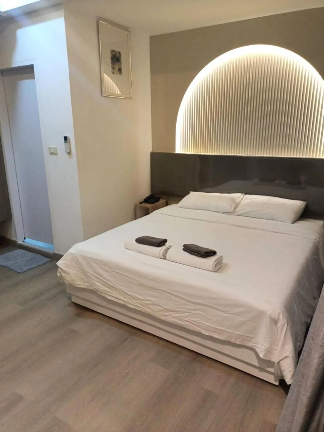 Bedroom, Bed in Royal Garden Home Hotel