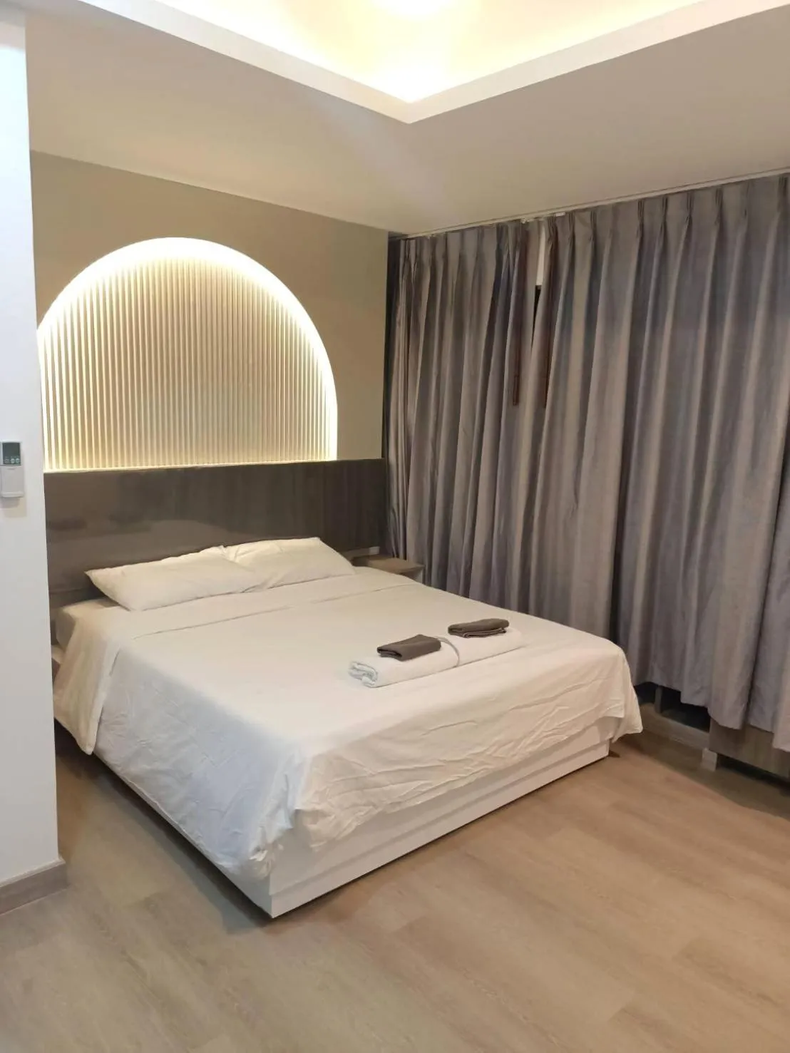 Bedroom, Bed in Royal Garden Home Hotel