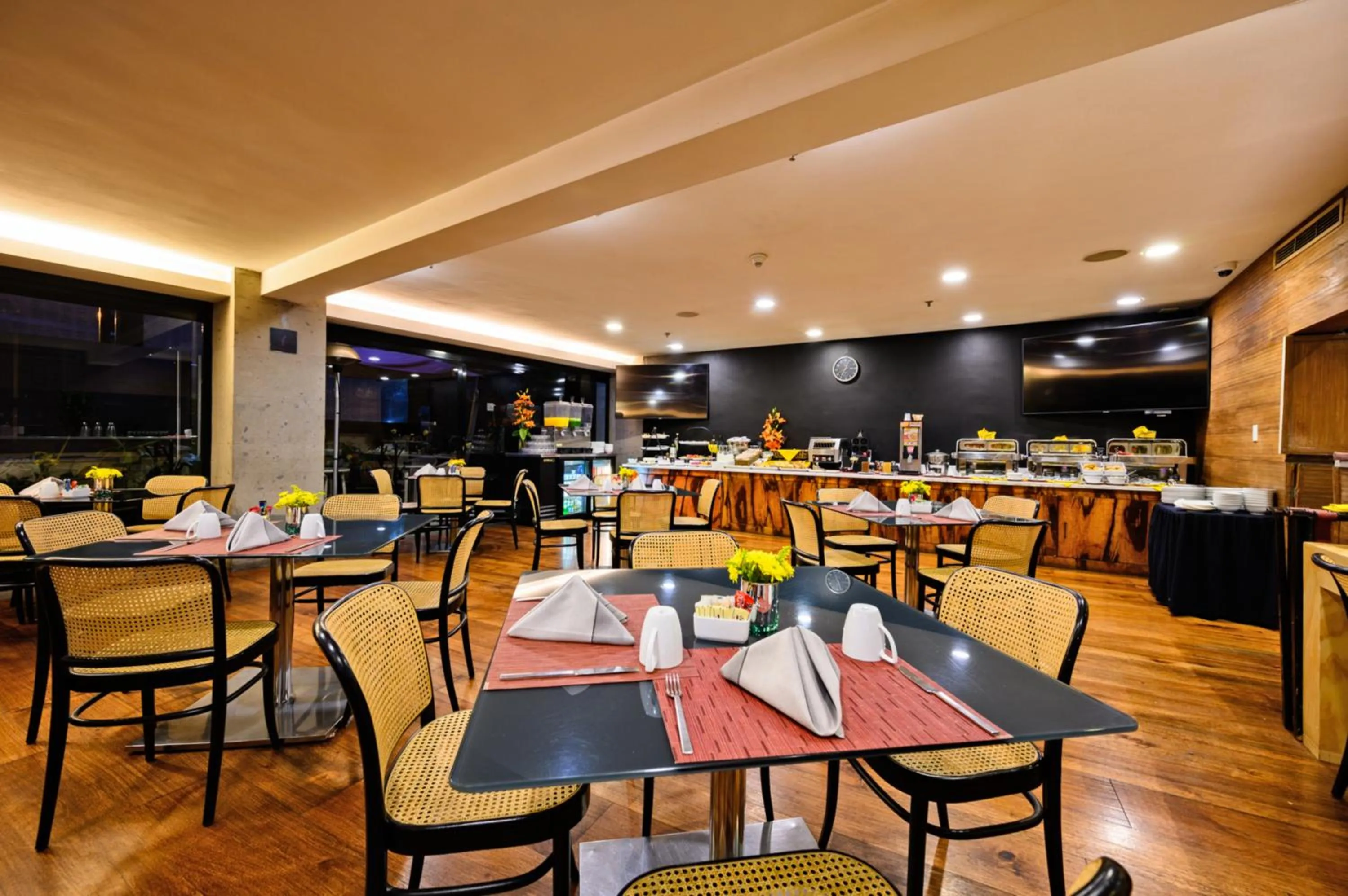 Restaurant/places to eat in Las Suites Campos Eliseos