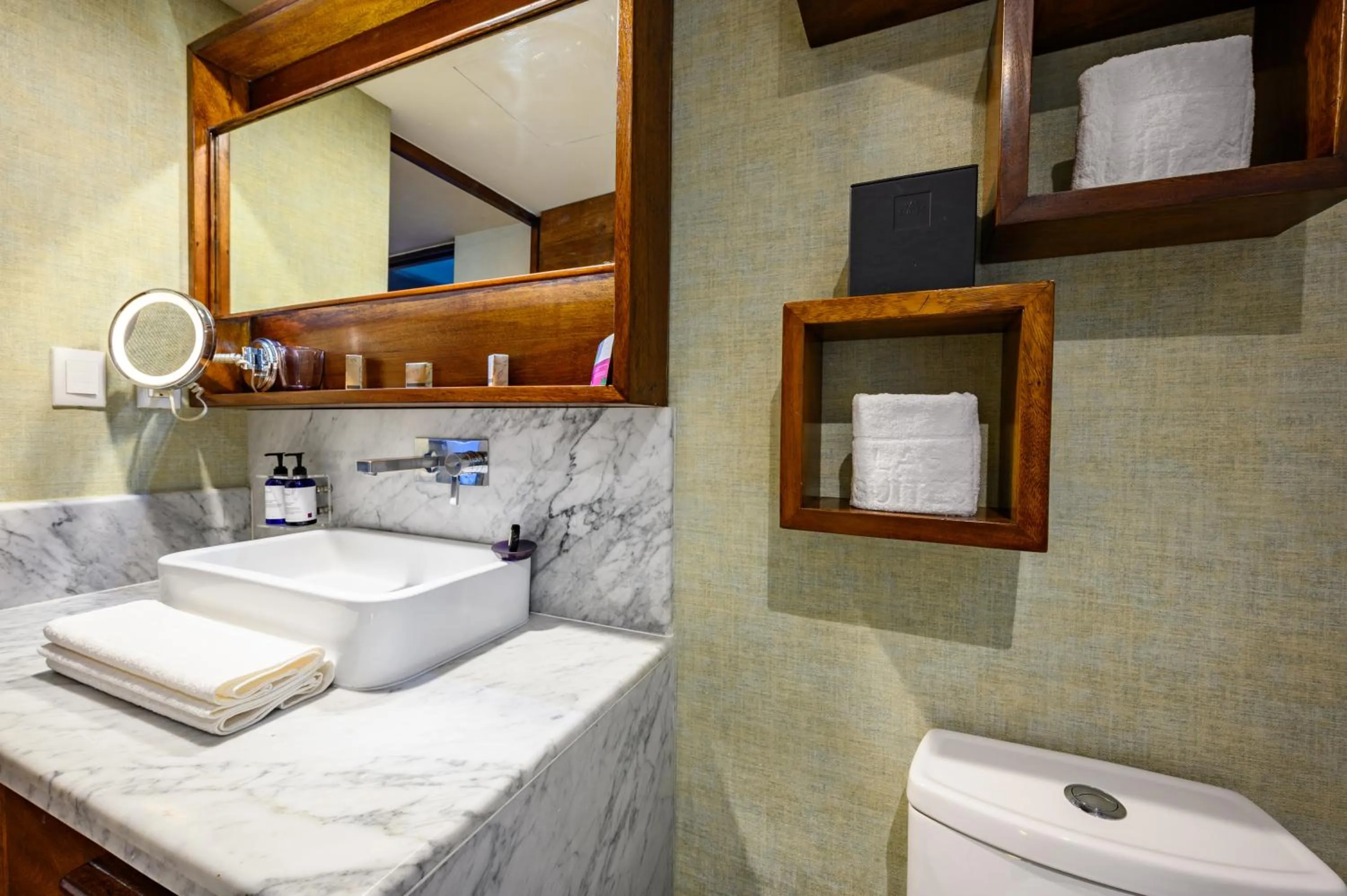 Bathroom, Bed in Las Suites Campos Eliseos