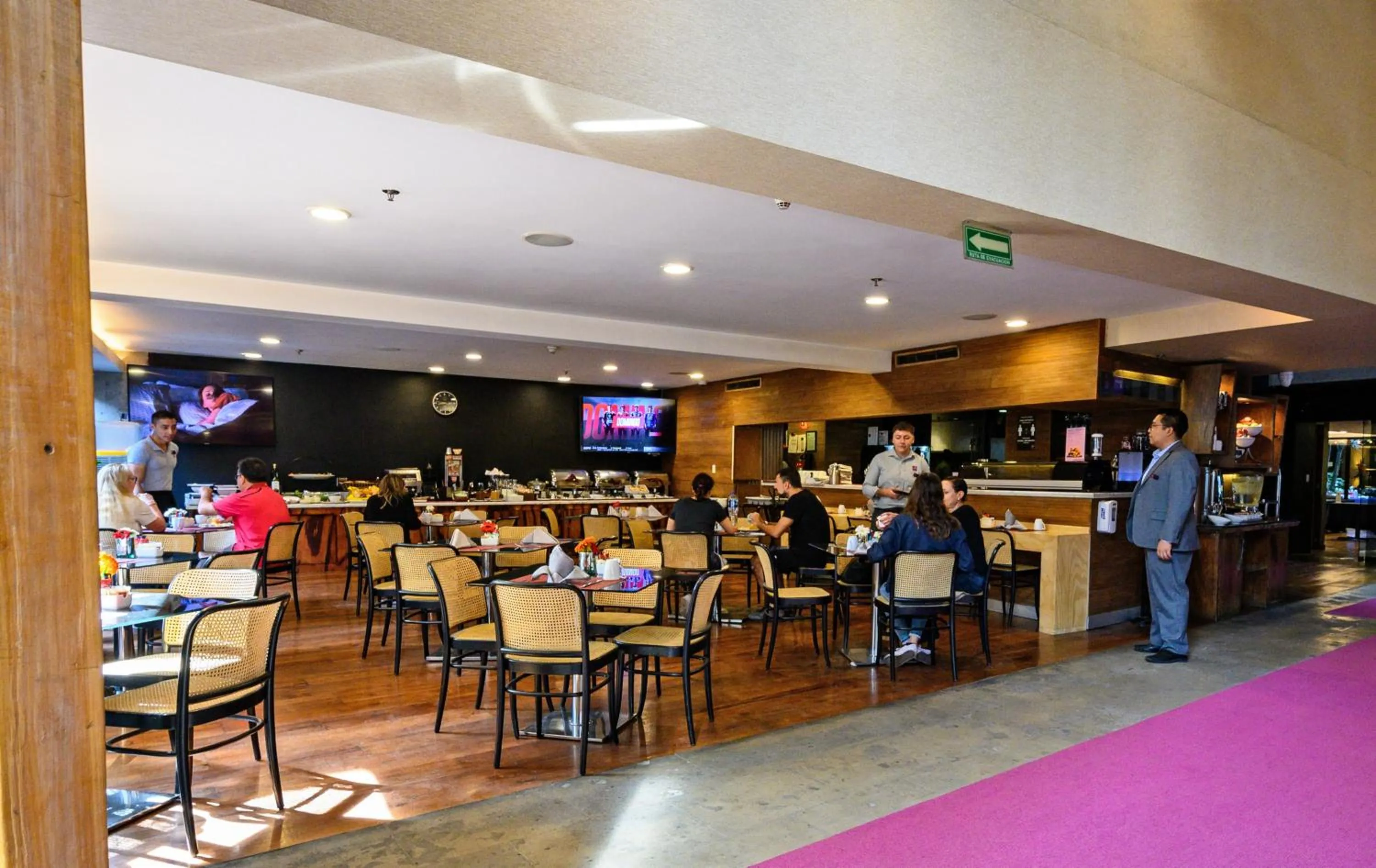 Restaurant/places to eat in Las Suites Campos Eliseos