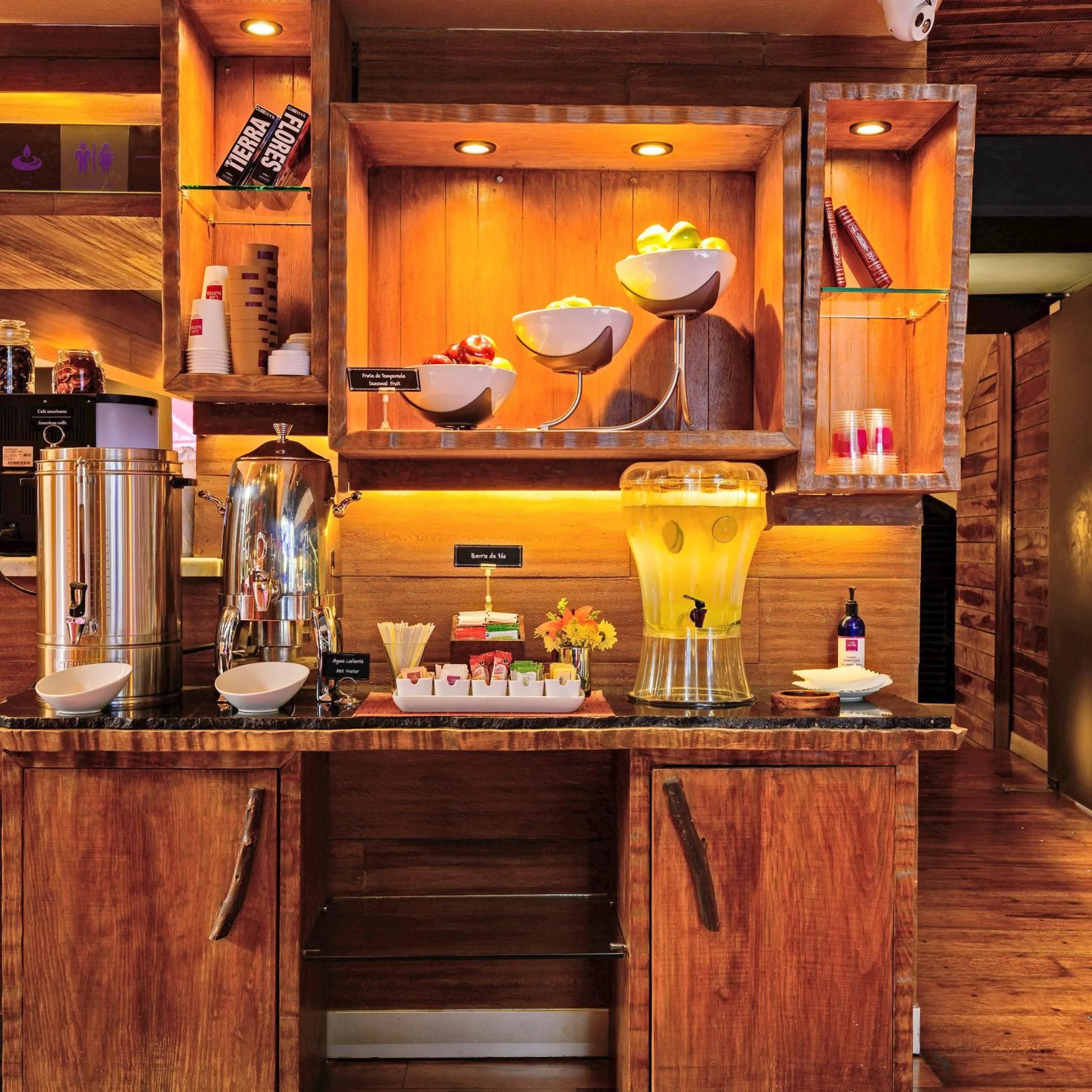 Coffee/tea facilities in Las Suites Campos Eliseos