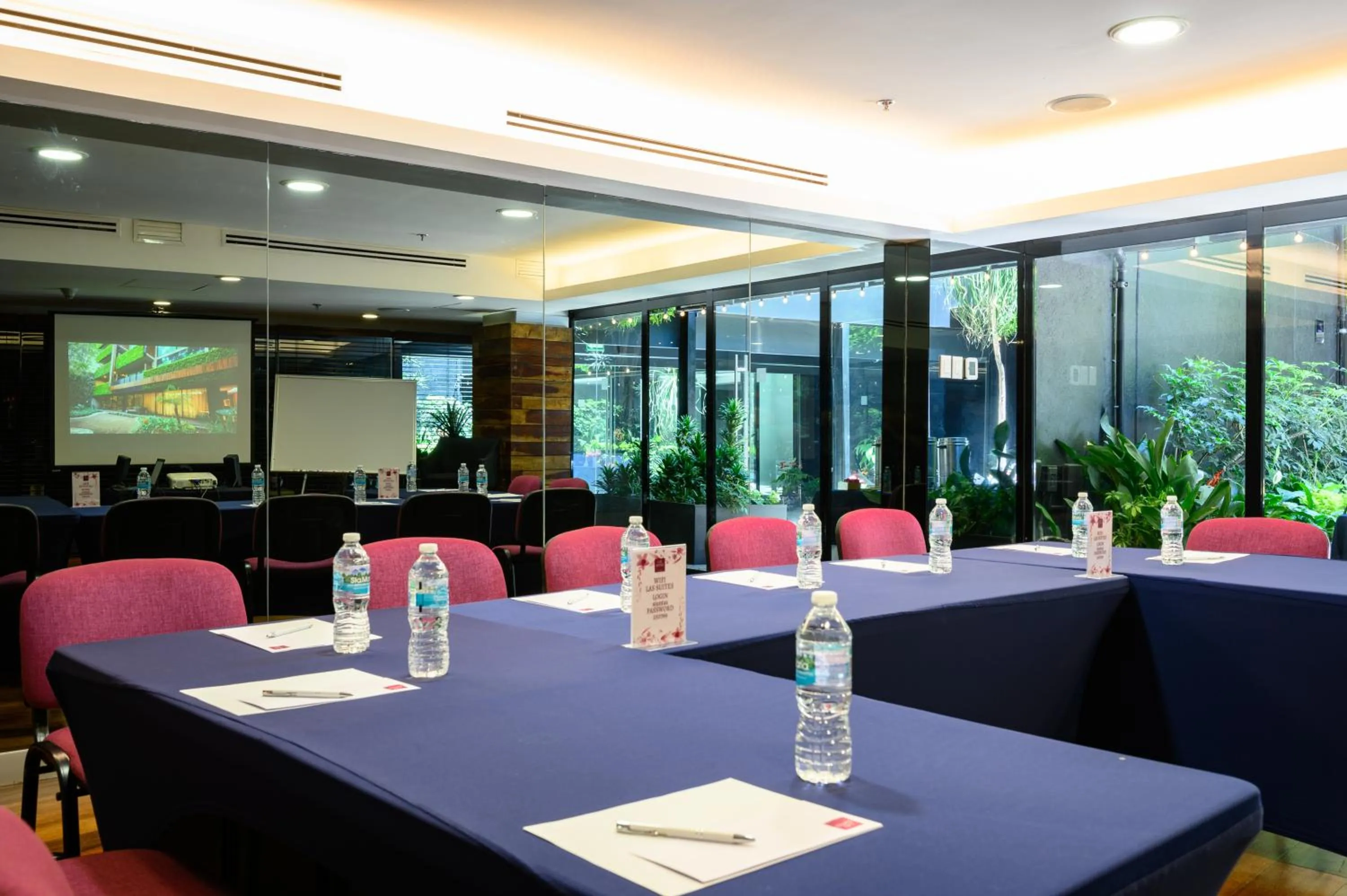 Business facilities in Las Suites Campos Eliseos