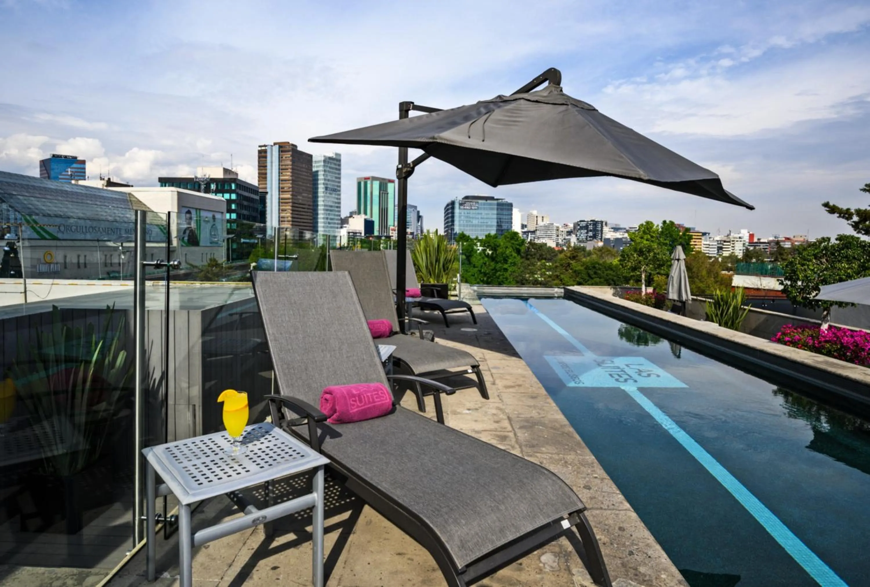 Swimming pool in Las Suites Campos Eliseos