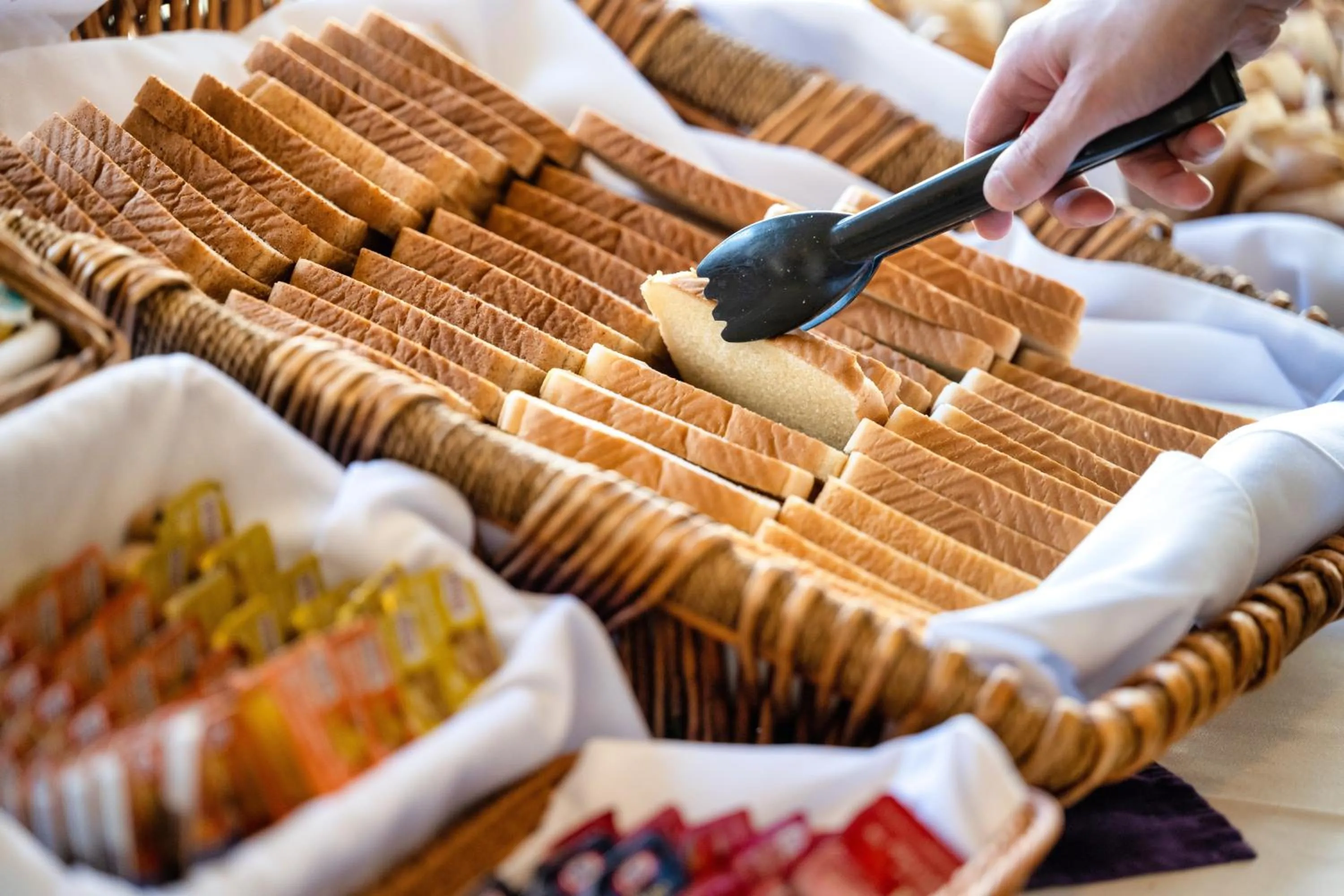 Buffet breakfast in Coast Discovery Inn