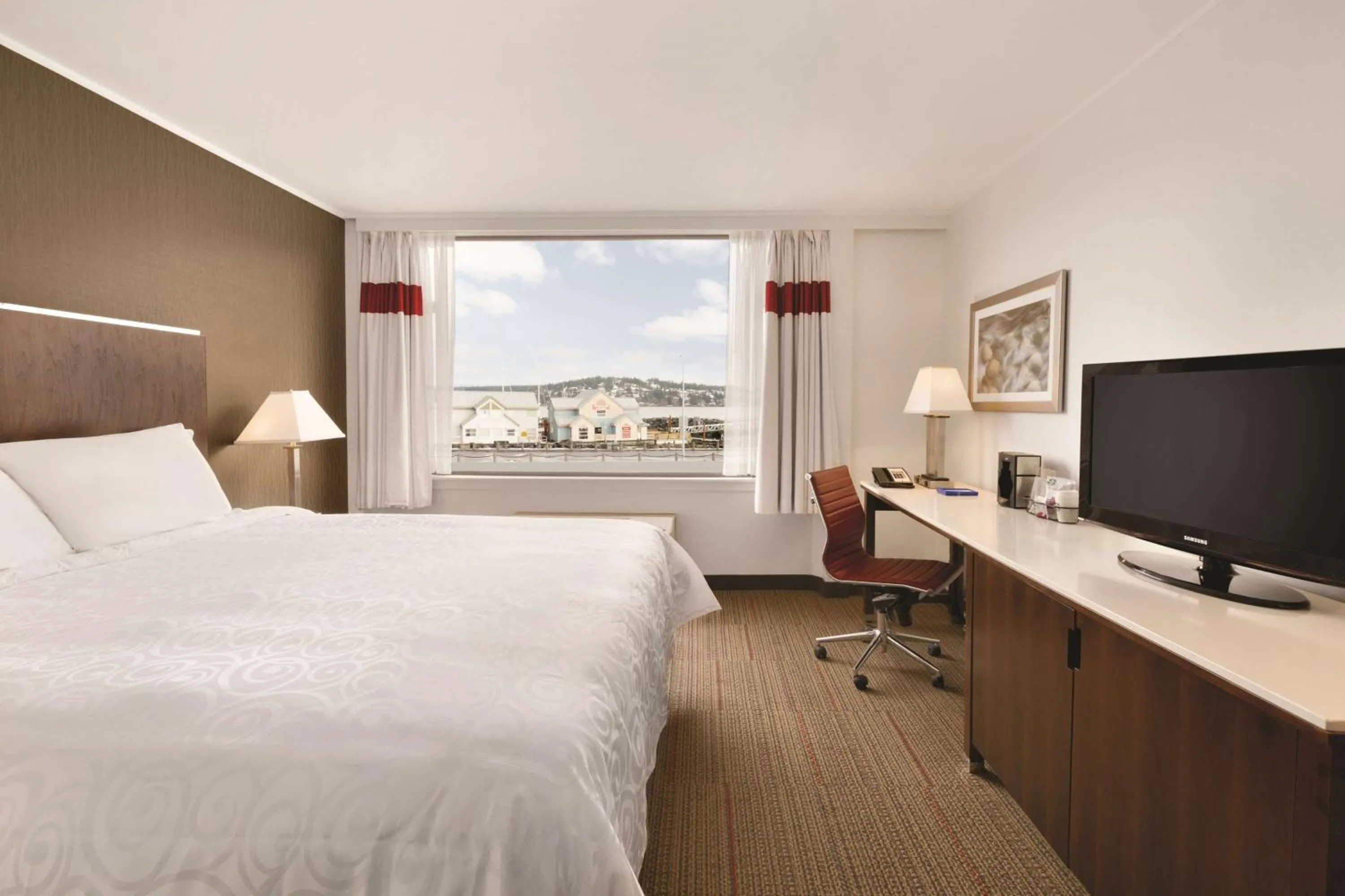 Shower, Bed in Coast Discovery Inn