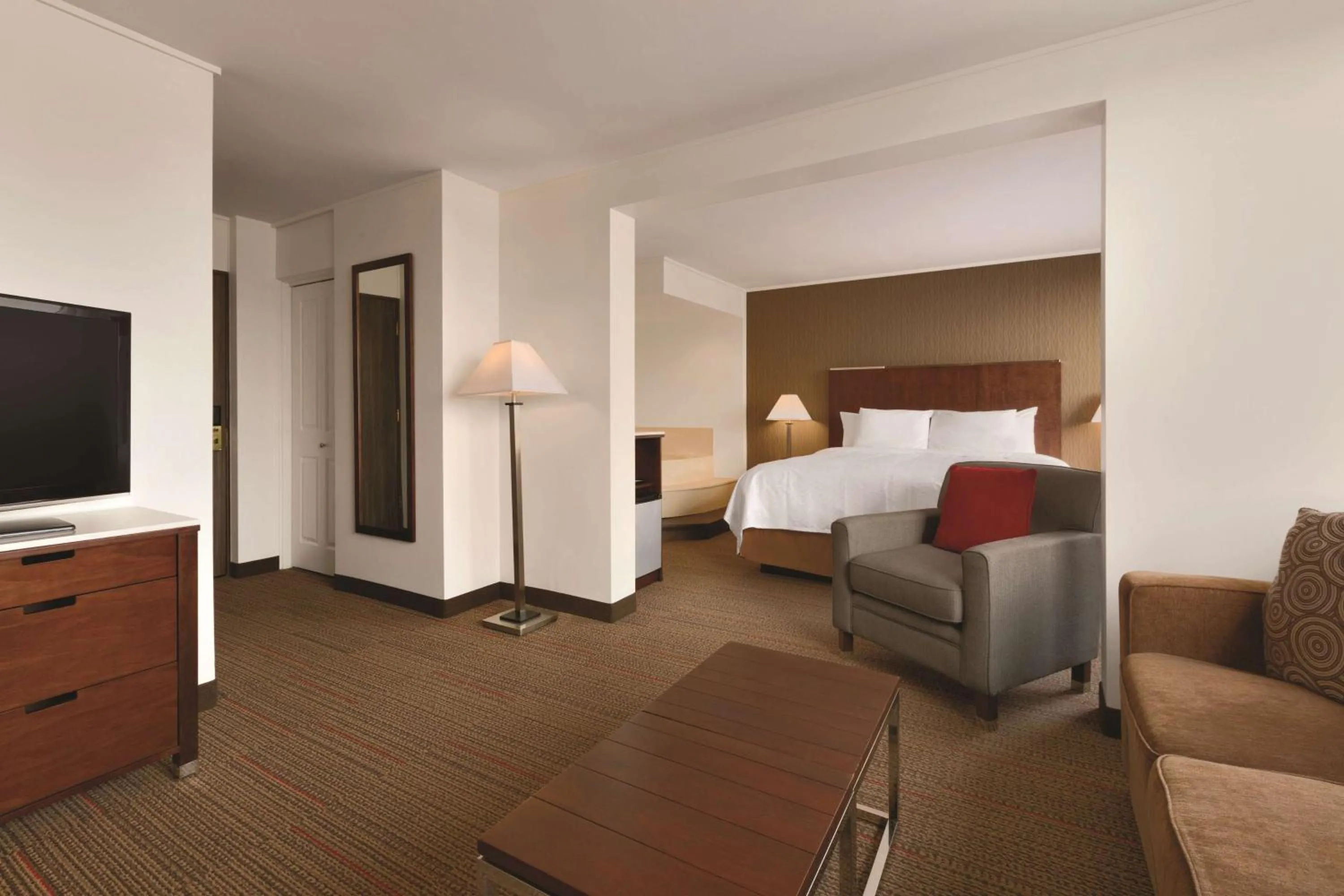 Shower, Bed in Coast Discovery Inn