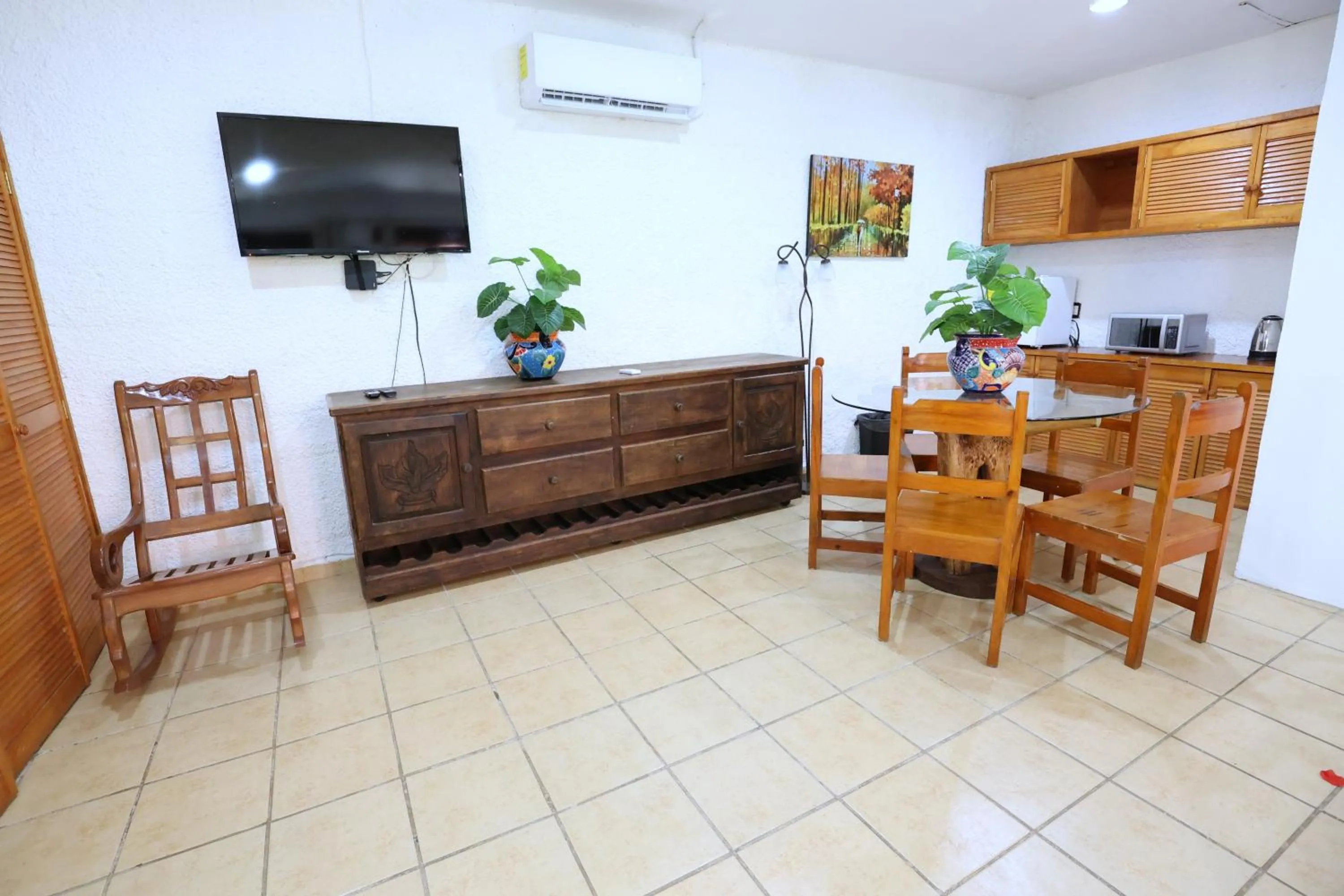Dining area in Hotel Bosque Caribe, 5th Av. zone