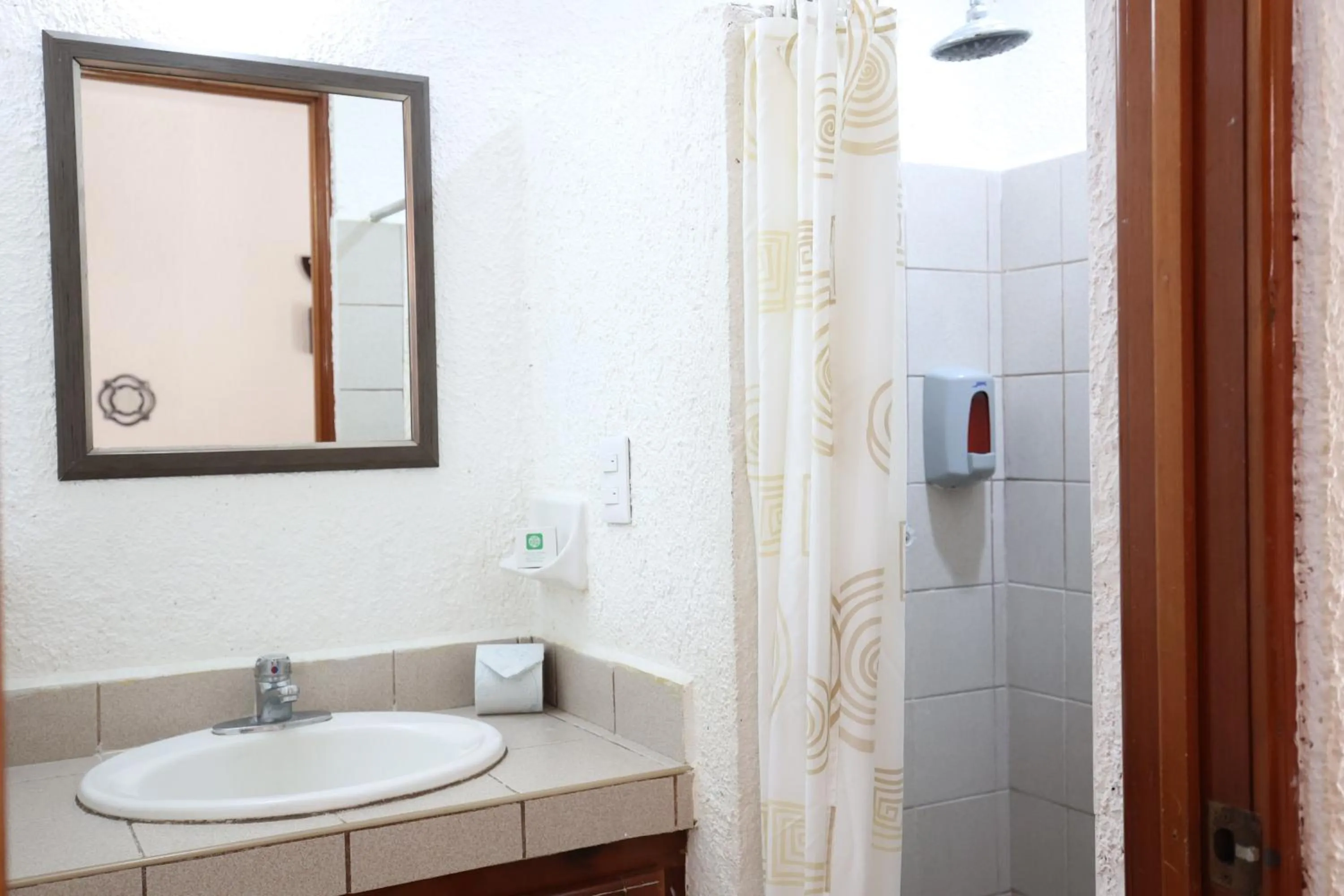 Shower in Hotel Bosque Caribe, 5th Av. zone