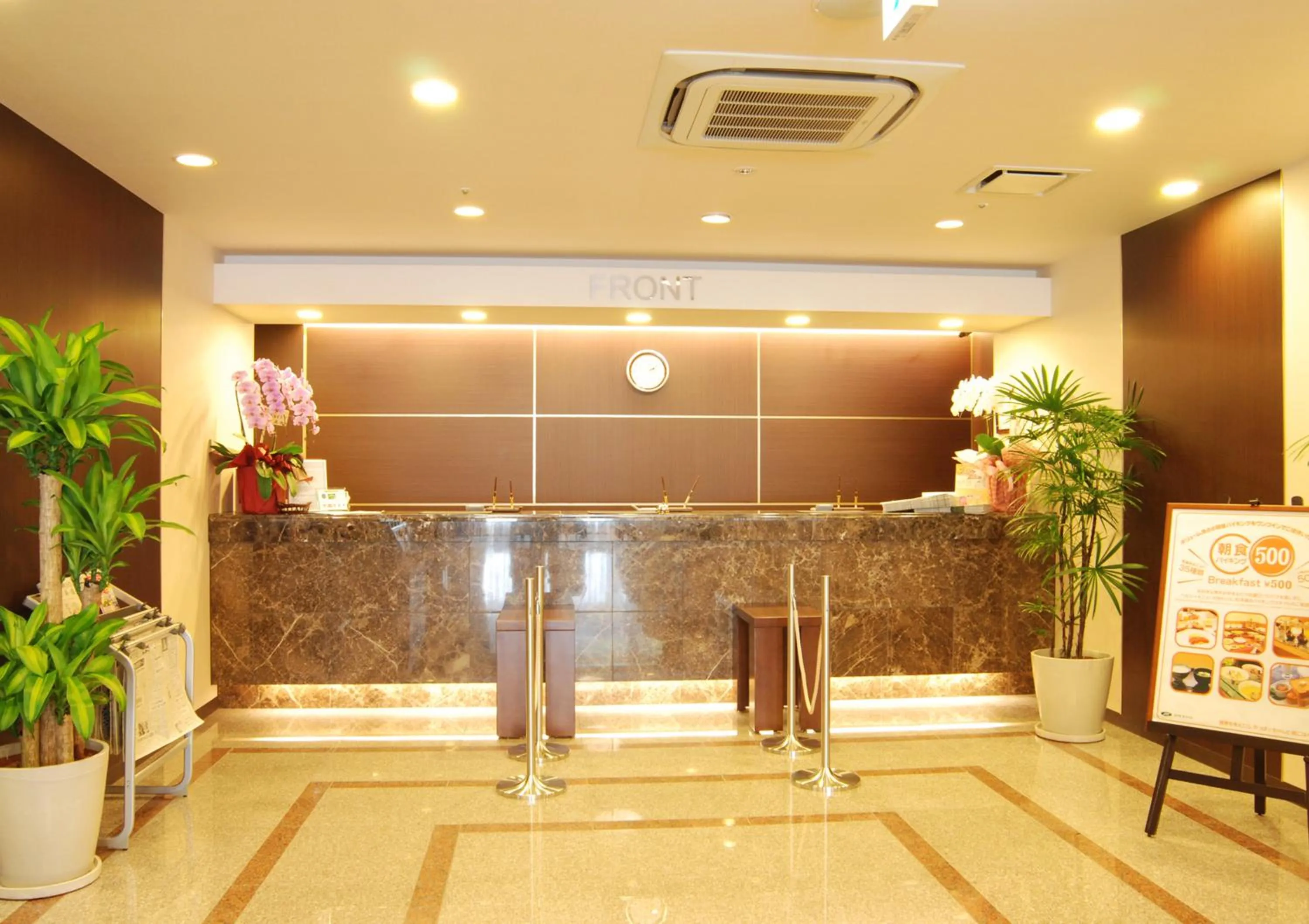 Lobby or reception in Hotel Route-Inn Yokohama Bashamichi