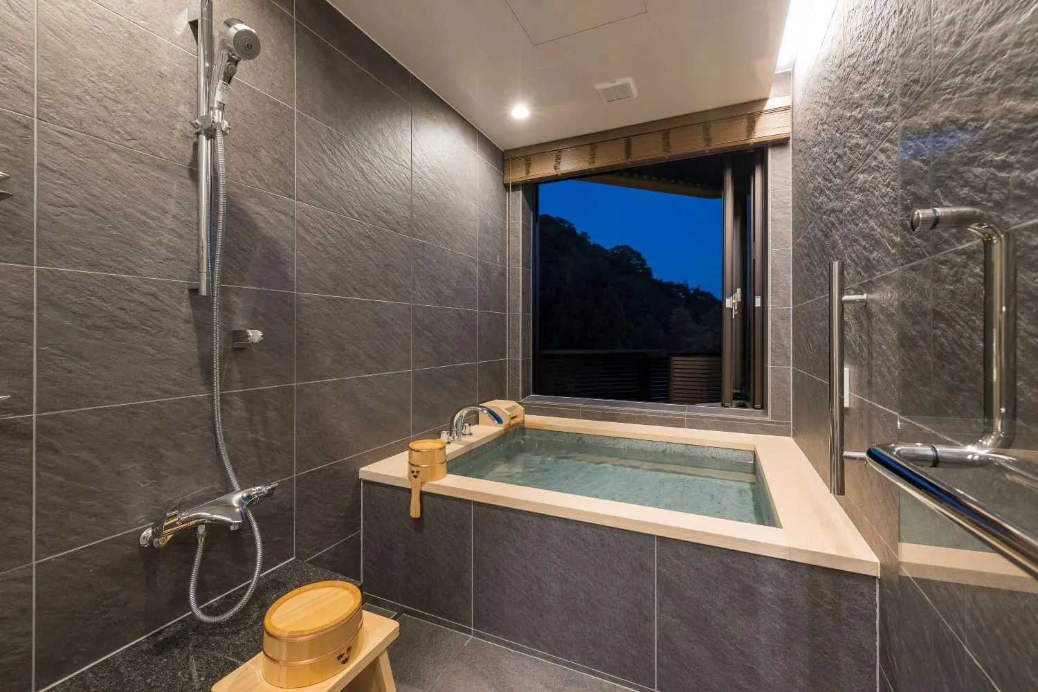 Hot Spring Bath in Kinzan