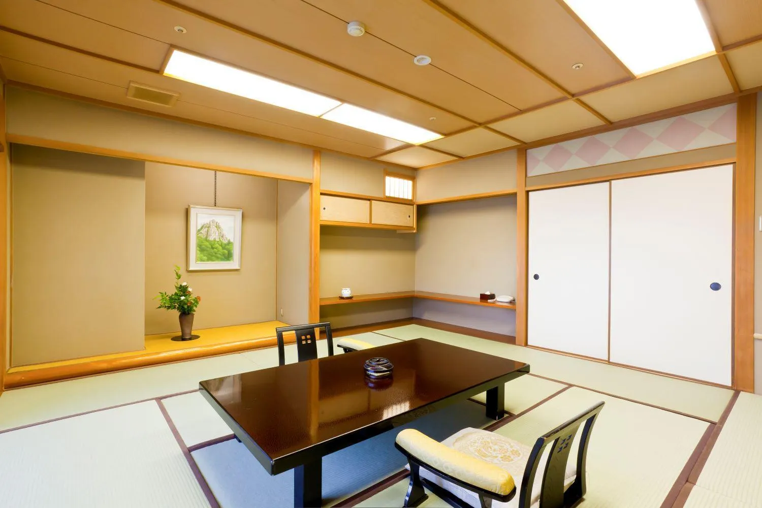 Photo of the whole room in Kinzan