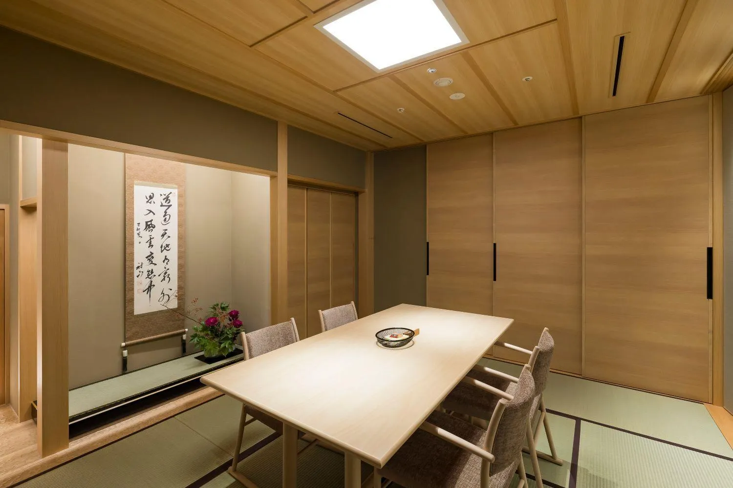 Photo of the whole room in Kinzan