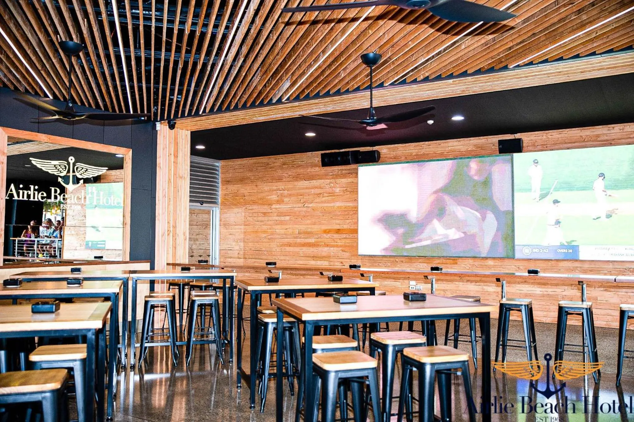 Lounge or bar in Airlie Beach Hotel