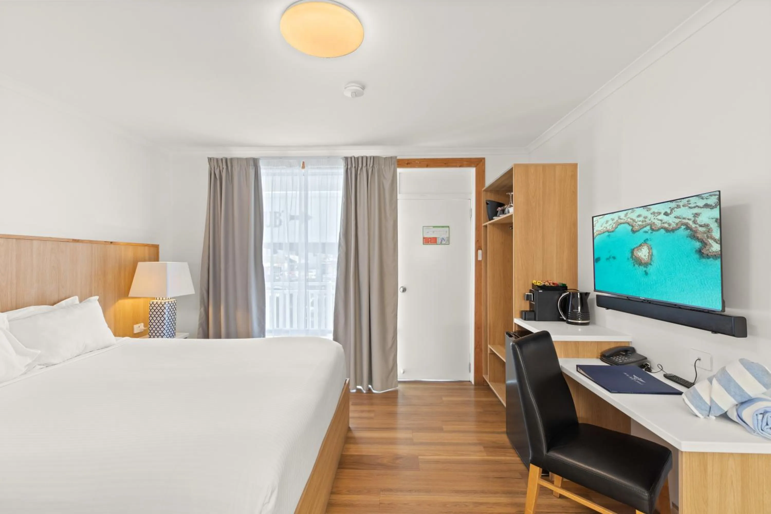 Bedroom, Bed in Airlie Beach Hotel