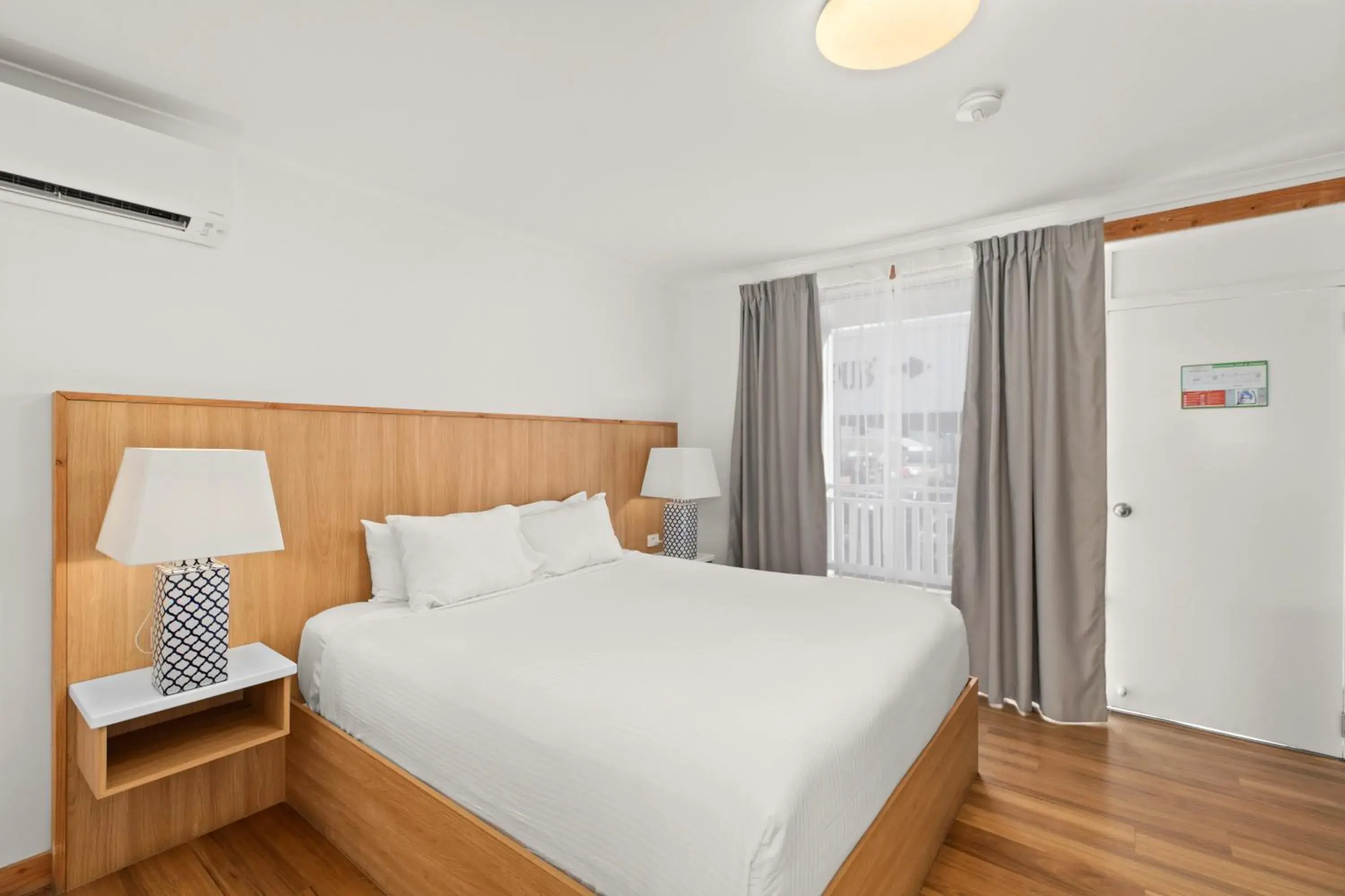 Courtyard King Room in Airlie Beach Hotel Courtyard King Room in Airlie Beach Hotel