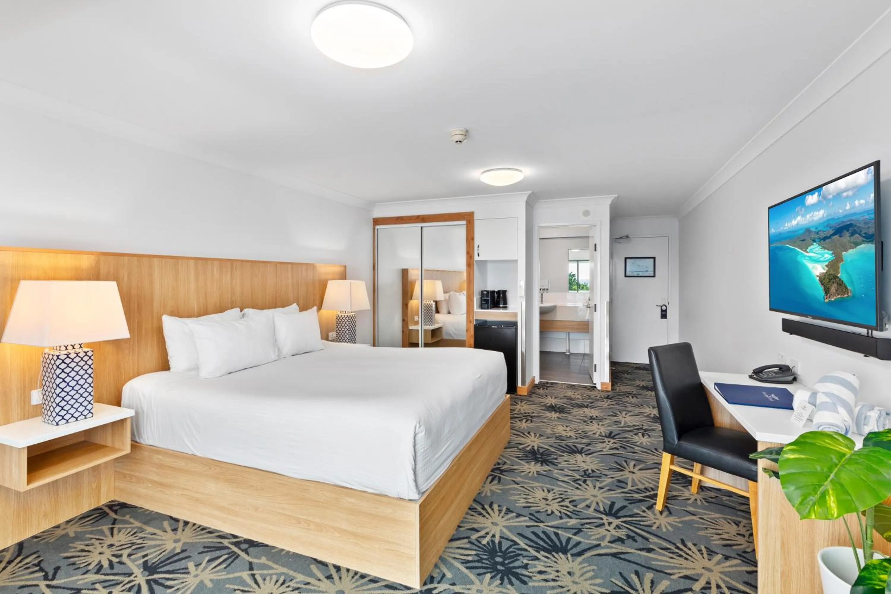 Bedroom, Bed in Airlie Beach Hotel