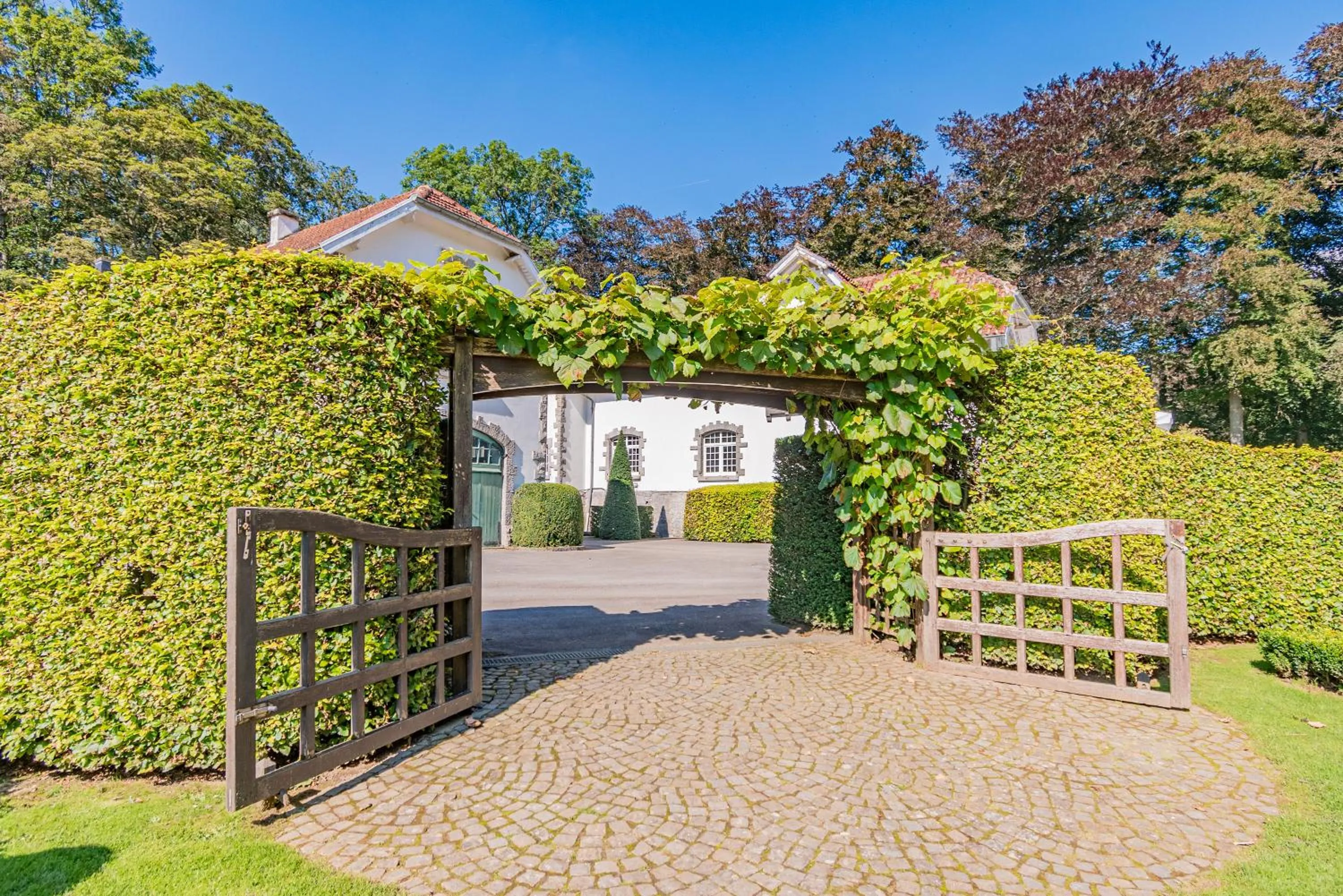 Property building in Les Rhodos