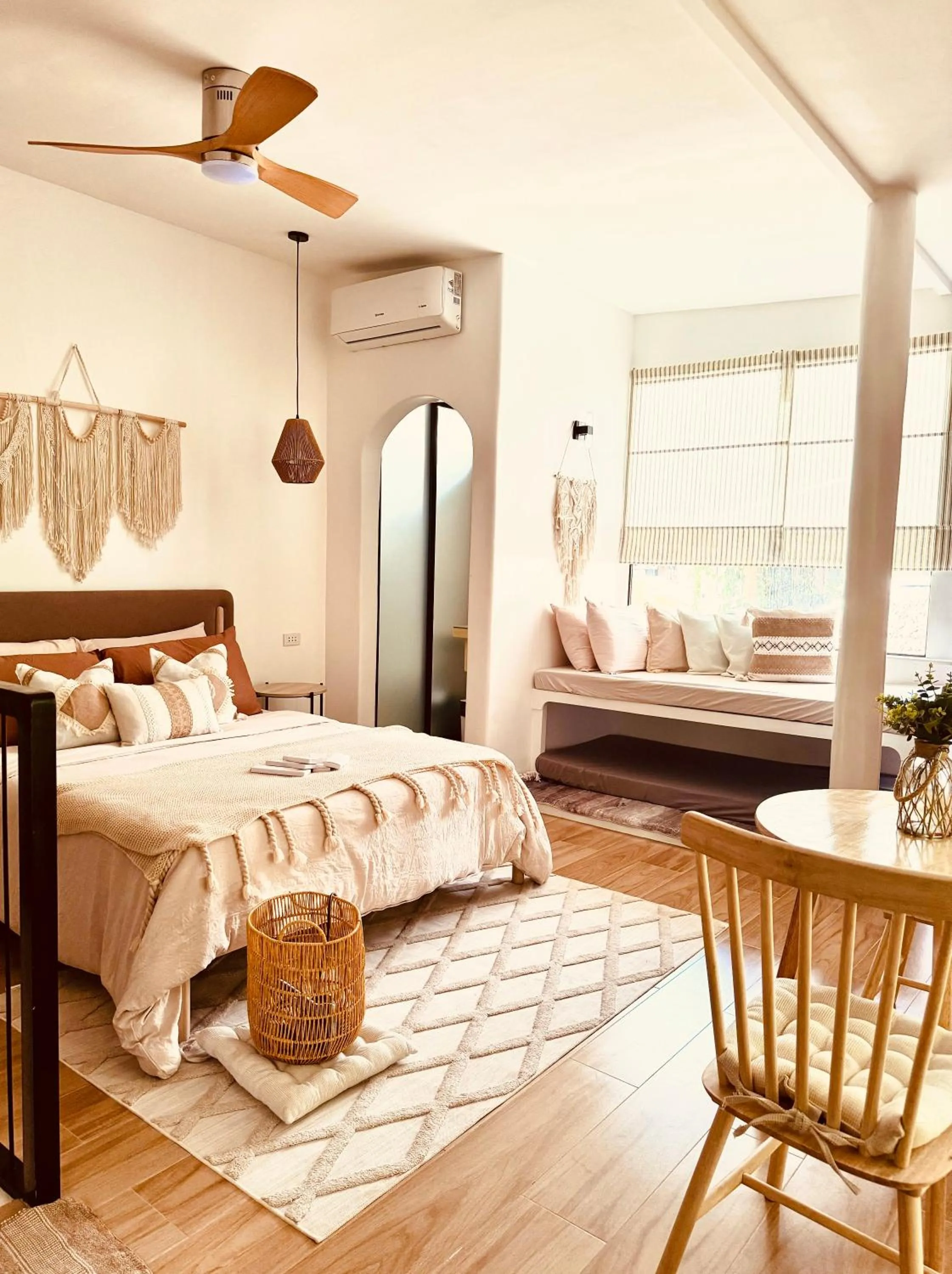 Photo of the whole room, Bed in Monkey Business Siquijor