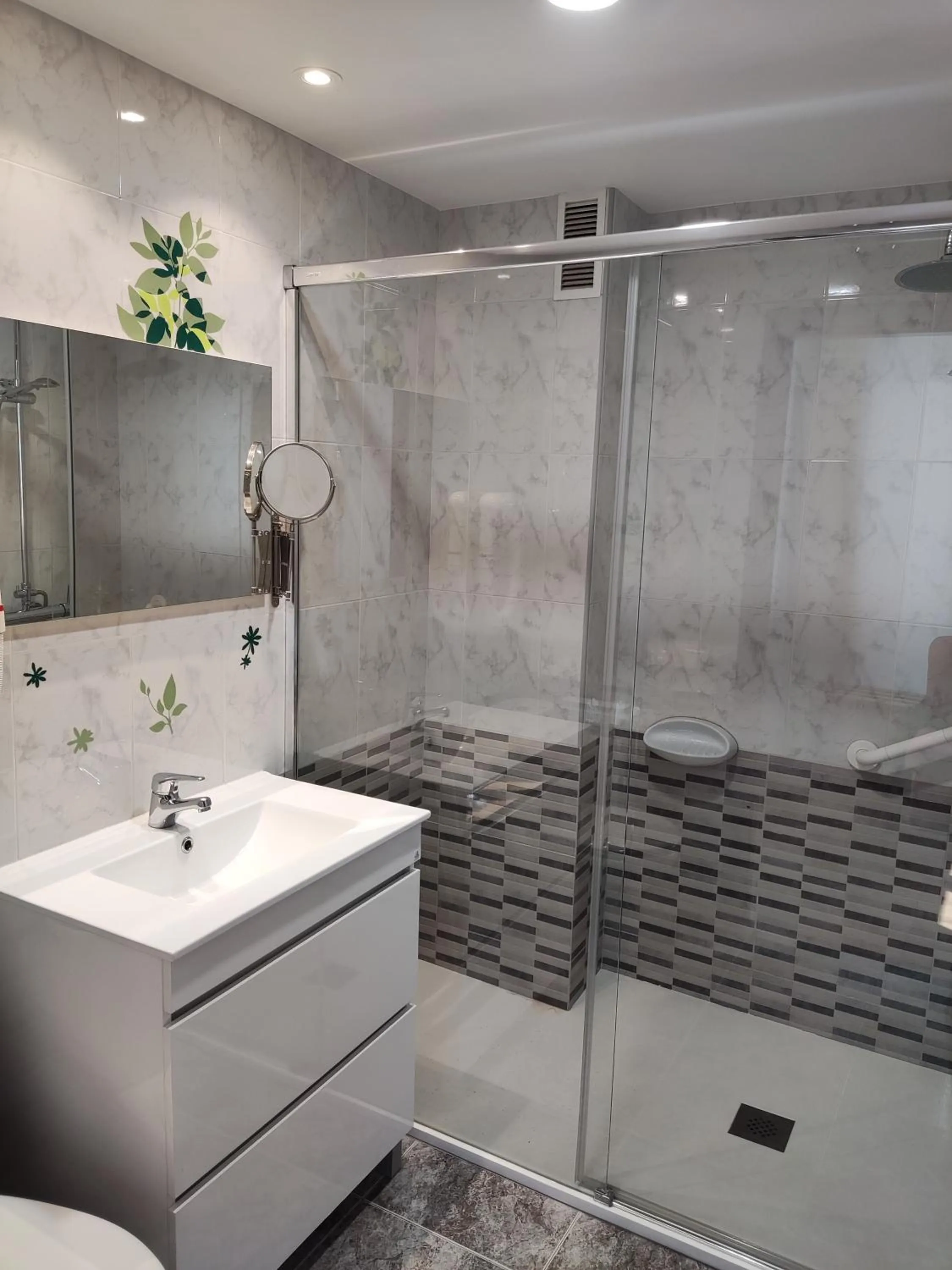 Shower in Hotel Nuevo Cachalote