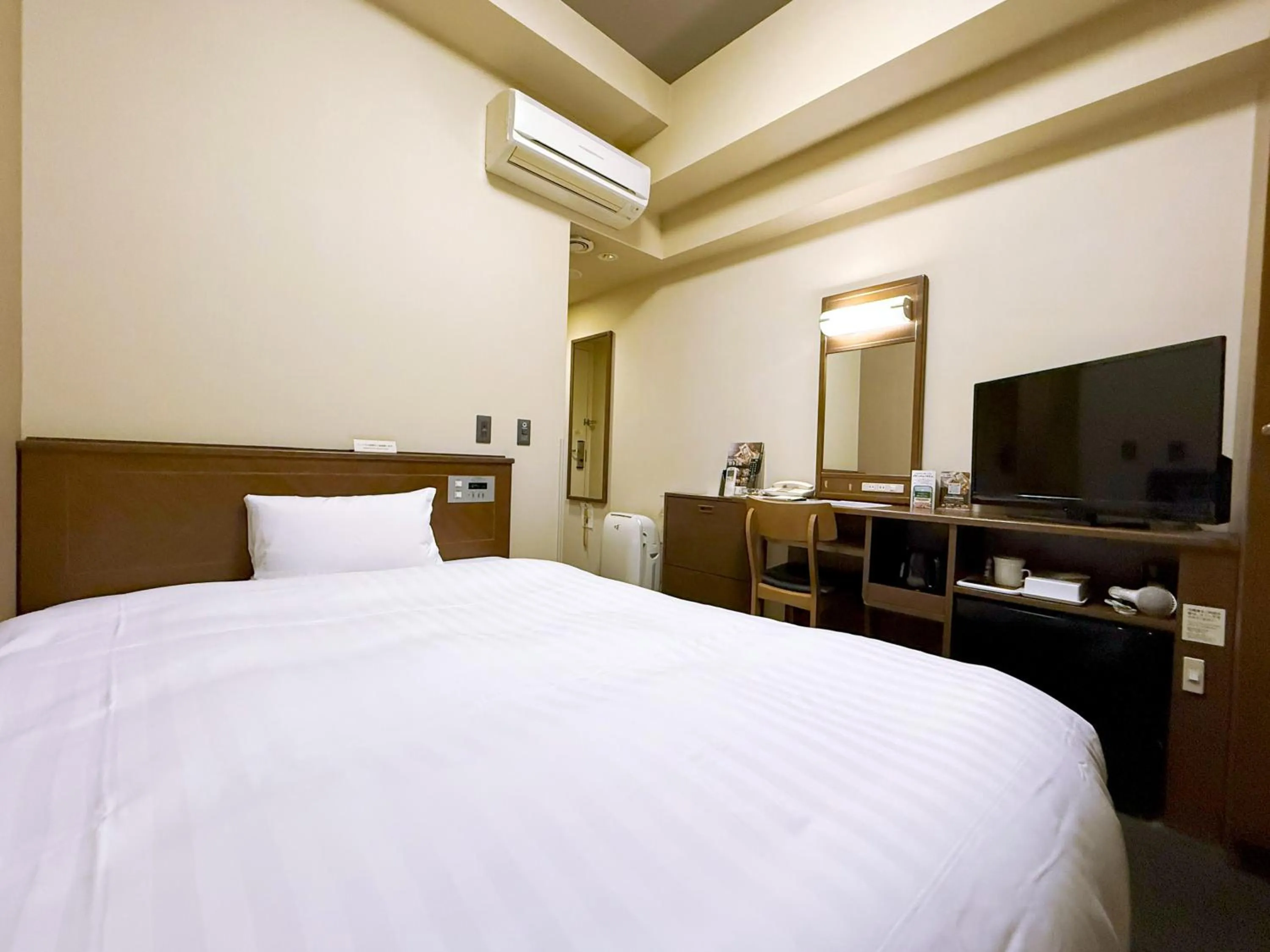 Photo of the whole room, Bed in Hotel Route-Inn Hakata Ekimae -Hakataguchi-